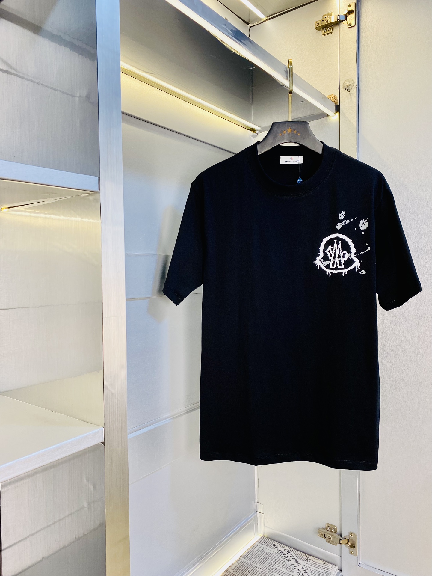 NO:151556,Wearing pounds, gospel of fat men, couple outfits, moncler, original quality, latest style, men's short-sleeved T-shirt, selected counter custom-made top-grade cotton imported fabric, all details are perfectly 1 to 1 replica, restore the authenticity 100% original hardware, high-end customized auxiliary materials, original factory original standard, excellent upper body effect!  M-3XL (175/130 catties M), christian louboutin, Moncler, T-shirt, tees, t-shirt, alexander wang19860909穿斤 胖子福音 情侣装蒙口Moncler 原单品质 最新款 男装短袖T恤 精选专柜订制顶级纯棉进口面料 所有细节做工完美1比1复刻 还原正品百分百 原版五金 高端订制辅料 原厂原标 上身效果超赞！码数偏大M-3XL(175/130斤穿M),,christian louboutin,Moncler,T-shirt,tees，t-shirt,alexander wang,Men's clothing