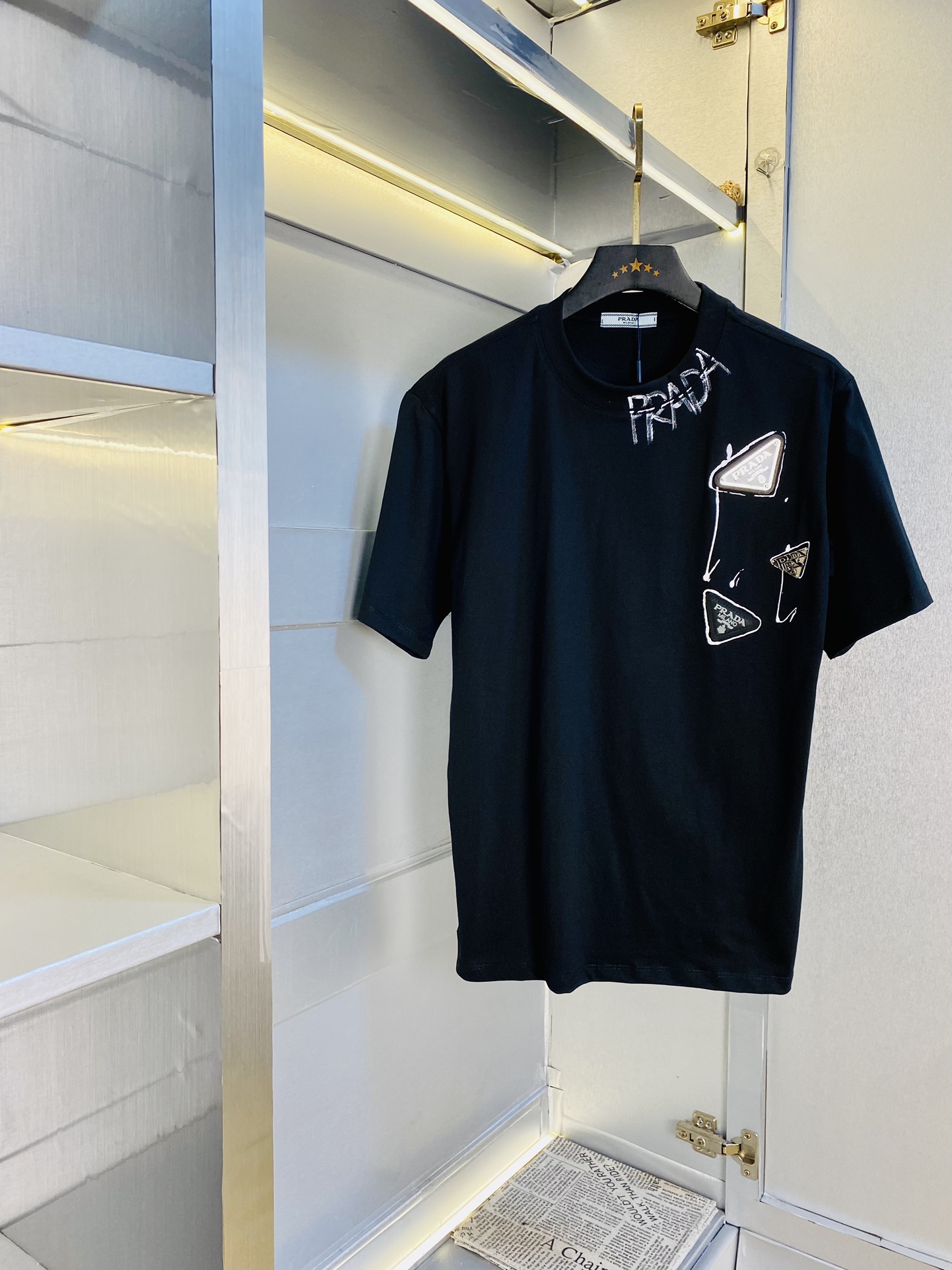 NO:480674,Wearing 210 pounds, Fatty Gospel, Couple outfit Prada Prada Original quality, 2025 latest style, men's short-sleeved T-shirt, selected counter customized top-grade cotton imported fabric, all details are perfectly 1 to 1 replica, restore the authentic 100% original hardware, high-end customized auxiliary materials, original factory original standard, excellent upper body effect!  M-3XL (175/130 catties M), prada, prada, T-shirt, tees, t-shirt, alexander wang19860909穿210斤 胖子福音 情侣装普拉达Prada 原单品质 2025最新款 男装短袖T恤 精选专柜订制顶级纯棉进口面料 所有细节做工完美1比1复刻 还原正品百分百 原版五金 高端订制辅料 原厂原标 上身效果超赞！码数偏大M-3XL(175/130斤穿M),,prada,prada,T-shirt,tees，t-shirt,alexander wang,Men's clothing