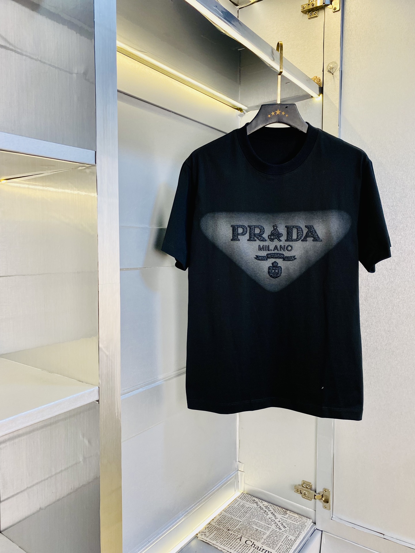 NO:138343,Wear 210 pounds, Fatty Gospel, Couple outfit Prada Prada Original quality, Latest style, Men's short-sleeved T-shirt, Selected counter customized top-grade cotton imported fabric, all details are perfectly 1 to 1 replica, restore the authenticity 100% original hardware, high-end customized auxiliary materials, original factory original standard, excellent upper body effect!  M-3XL (175/130 catties M), prada, prada, T-shirt, tees, t-shirt, alexander wang19860909穿210斤 胖子福音 情侣装普拉达Prada 原单品质 最新款 男装短袖T恤 精选专柜订制顶级纯棉进口面料 所有细节做工完美1比1复刻 还原正品百分百 原版五金 高端订制辅料 原厂原标 上身效果超赞！码数偏大M-3XL(175/130斤穿M),,prada,prada,T-shirt,tees，t-shirt,alexander wang,Men's clothing