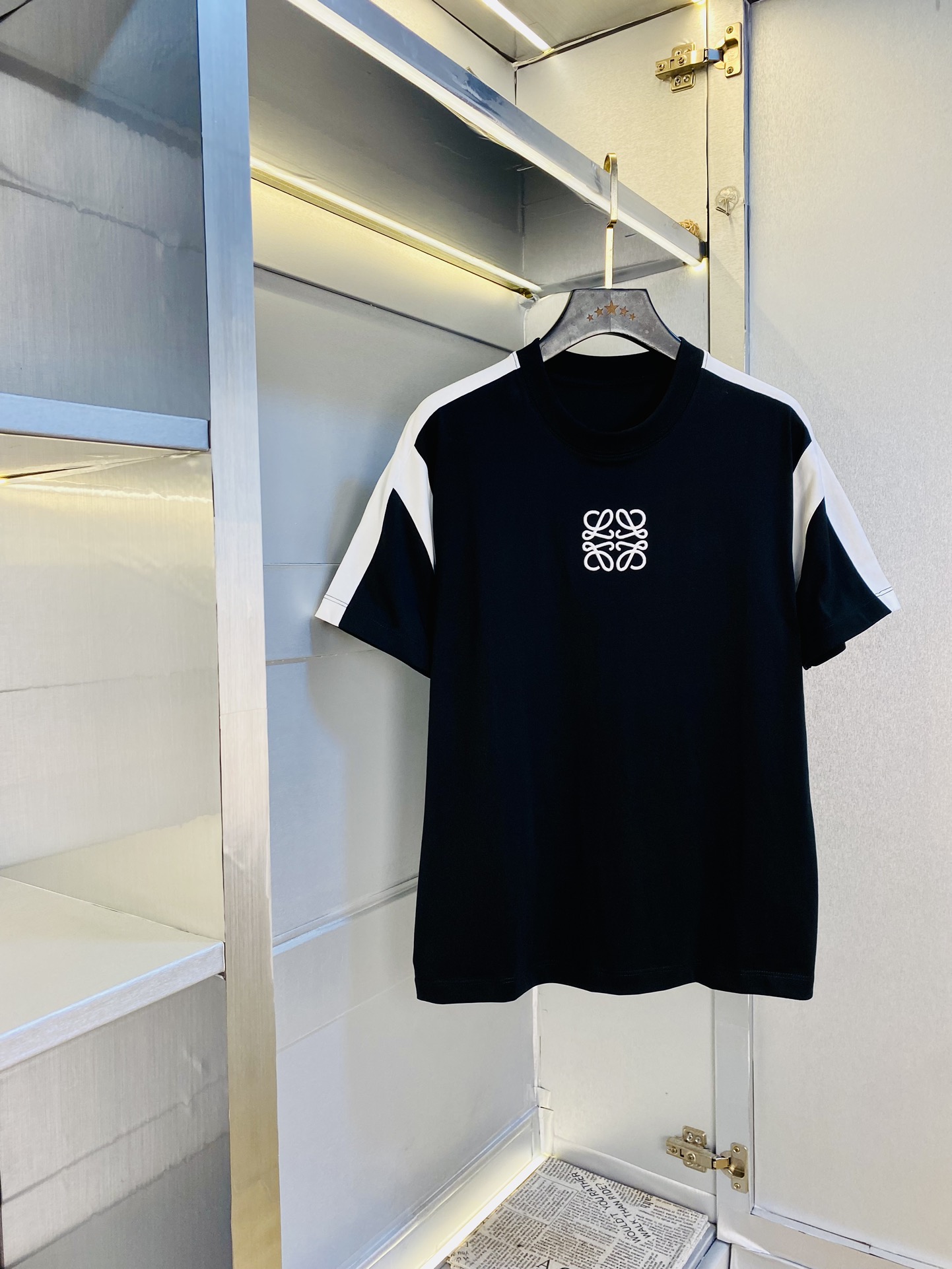 NO:510598,Wearing 210 pounds, Fatty Gospel, couple outfit Loewe, original quality, 2025 latest style, men's short-sleeved T-shirt, selected counter customized top-grade cotton imported fabric, all details are perfectly 1 to 1 replica, restore the authentic 100% original hardware, high-end customized auxiliary materials, original factory original standard, excellent upper body effect!  M-3XL (175/130 catties M), loewe,loewe,t-shirt,tees,t-shirt,alexander wang19860909穿210斤 胖子福音 情侣装罗意威Loewe 原单品质 2025最新款 男装短袖T恤 精选专柜订制顶级纯棉进口面料 所有细节做工完美1比1复刻 还原正品百分百 原版五金 高端订制辅料 原厂原标 上身效果超赞！码数偏大M-3XL(175/130斤穿M),,loewe,loewe,T-shirt,tees，t-shirt,alexander wang,Men's clothing