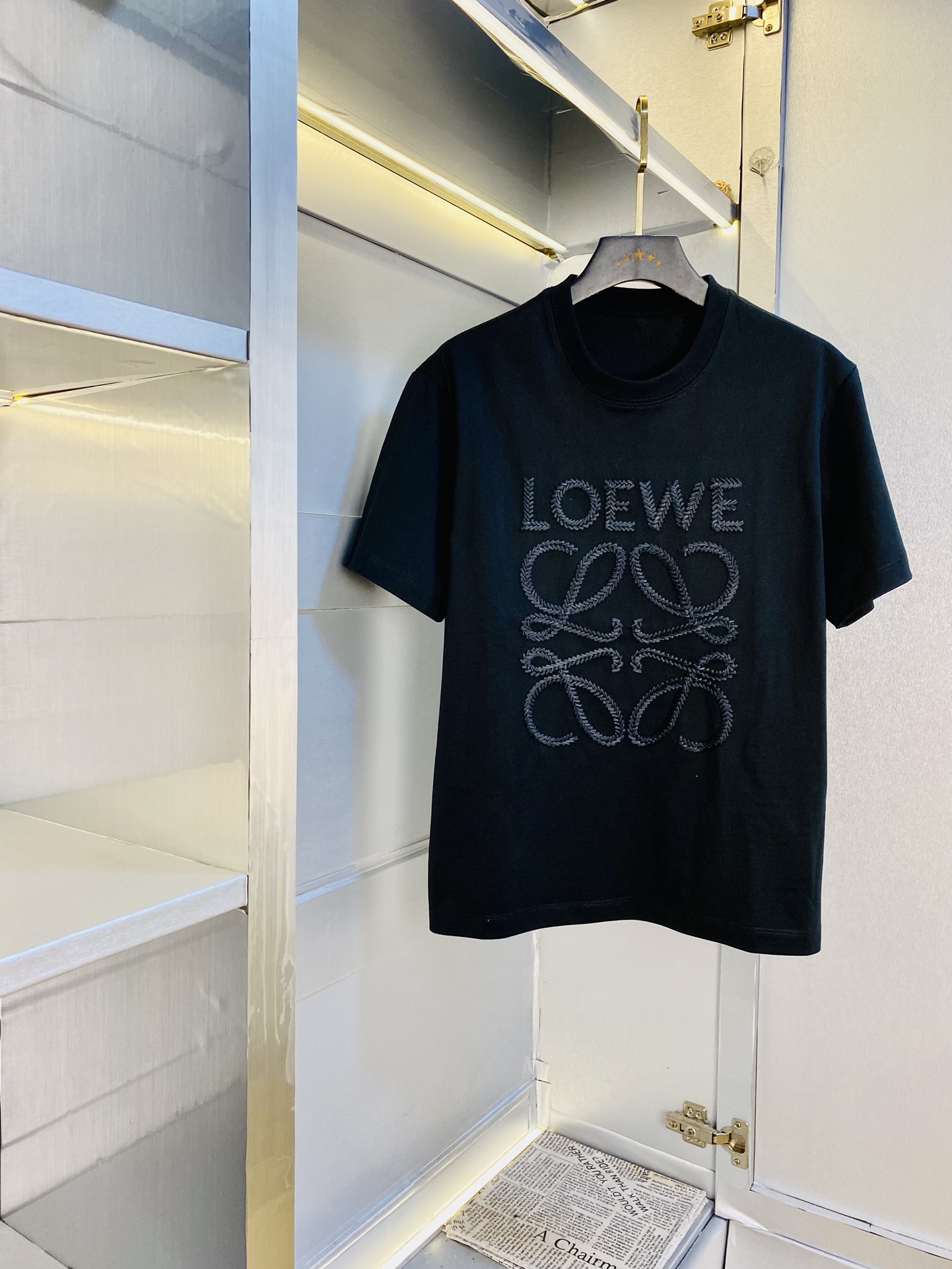 NO:509252,Wearing 210 pounds, Fatty Gospel, couple outfit Loewe, original quality, 2025 latest style, men's short-sleeved T-shirt, selected counter customized top-grade cotton imported fabric, all details are perfectly 1 to 1 replica, restore the authentic 100% original hardware, high-end customized auxiliary materials, original factory original standard, excellent upper body effect!  M-3XL (175/130 catties M), loewe,loewe,t-shirt,tees,t-shirt,alexander wang19860909穿210斤 胖子福音 情侣装罗意威Loewe 原单品质 2025最新款 男装短袖T恤 精选专柜订制顶级纯棉进口面料 所有细节做工完美1比1复刻 还原正品百分百 原版五金 高端订制辅料 原厂原标 上身效果超赞！码数偏大M-3XL(175/130斤穿M),,loewe,loewe,T-shirt,tees，t-shirt,alexander wang,Men's clothing