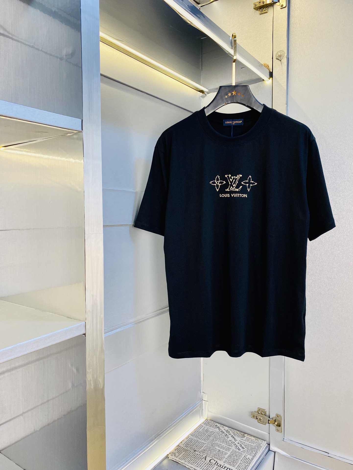 NO:480683,Wearing 210 pounds, Fatty Gospel, couple outfit Louis Vuitton Lv, original single quality, latest 2025 men's short-sleeved T-shirt, selected counter customized top-grade cotton imported fabric, all details are perfectly 1 to 1 replica, restore the authentic 100% original hardware, high-end customized auxiliary materials, original factory original standard, excellent upper body effect!  M-3XL (175/130 catties M), louis vuitton,louis vuitton,t-shirt,tees,t-shirt,alexander wang19860909穿210斤 胖子福音 情侣装路易威登Lv 原单品质 2025最新款 男装短袖T恤 精选专柜订制顶级纯棉进口面料 所有细节做工完美1比1复刻 还原正品百分百 原版五金 高端订制辅料 原厂原标 上身效果超赞！码数偏大M-3XL(175/130斤穿M),,louis vuitton,louis vuitton,T-shirt,tees，t-shirt,alexander wang,Men's clothing