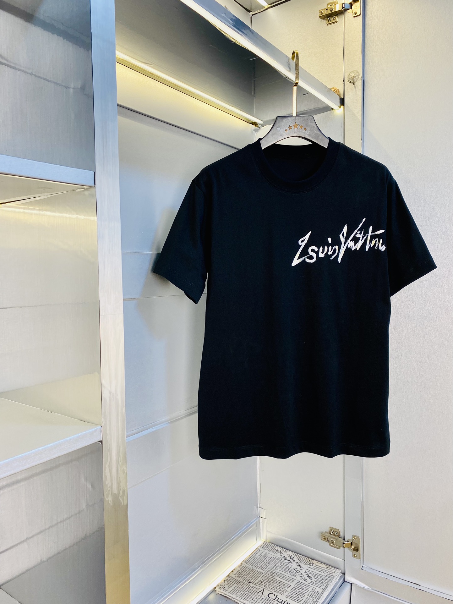 NO:446678,Wearing 210 pounds, Fatty Gospel, couple outfit Louis Vuitton Lv, original quality, latest style, men's short-sleeved T-shirt, selected counter customized top-grade cotton imported fabric, all details are perfectly 1 to 1 replica, restore the authentic 100% original hardware, high-end customized auxiliary materials, original factory original standard, excellent upper body effect!  M-3XL (175/130 catties M), louis vuitton,louis vuitton,t-shirt,tees,t-shirt,alexander wang19860909穿210斤 胖子福音 情侣装路易威登Lv 原单品质 最新款 男装短袖T恤 精选专柜订制顶级纯棉进口面料 所有细节做工完美1比1复刻 还原正品百分百 原版五金 高端订制辅料 原厂原标 上身效果超赞！码数偏大M-3XL(175/130斤穿M),,louis vuitton,louis vuitton,T-shirt,tees，t-shirt,alexander wang,Men's clothing