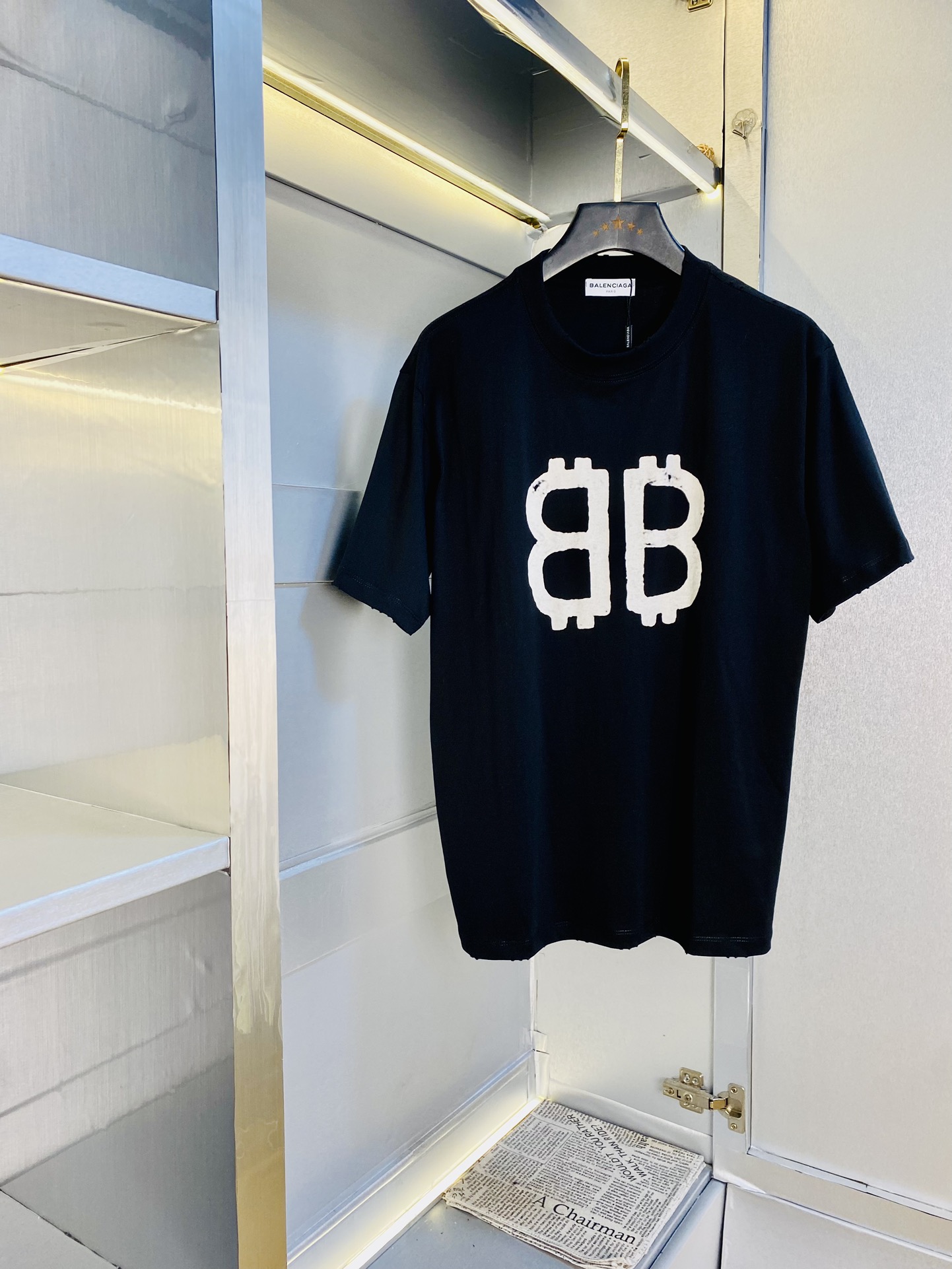 NO:480690,Wearing 210 pounds, Fatty Gospel, Couple outfit Balenciaga, Original quality, 2025 latest style, Men's short-sleeved T-shirt, Selected counters to customize the top-grade cotton imported fabric, all details are perfectly 1 to 1 replica, restore the authentic 100% original hardware, high-end customized auxiliary materials, original factory original standard, the upper body effect is excellent!  M-3XL (175/130 catties M), balenciaga, balenciaga, T-shirt, tees, t-shirt, alexander wang19860909穿210斤 胖子福音 情侣装巴黎世家Balenciaga 原单品质 2025最新款 男装短袖T恤 精选专柜订制顶级纯棉进口面料 所有细节做工完美1比1复刻 还原正品百分百 原版五金 高端订制辅料 原厂原标 上身效果超赞！码数偏大M-3XL(175/130斤穿M),,balenciaga,balenciaga,T-shirt,tees，t-shirt,alexander wang,Men's clothing