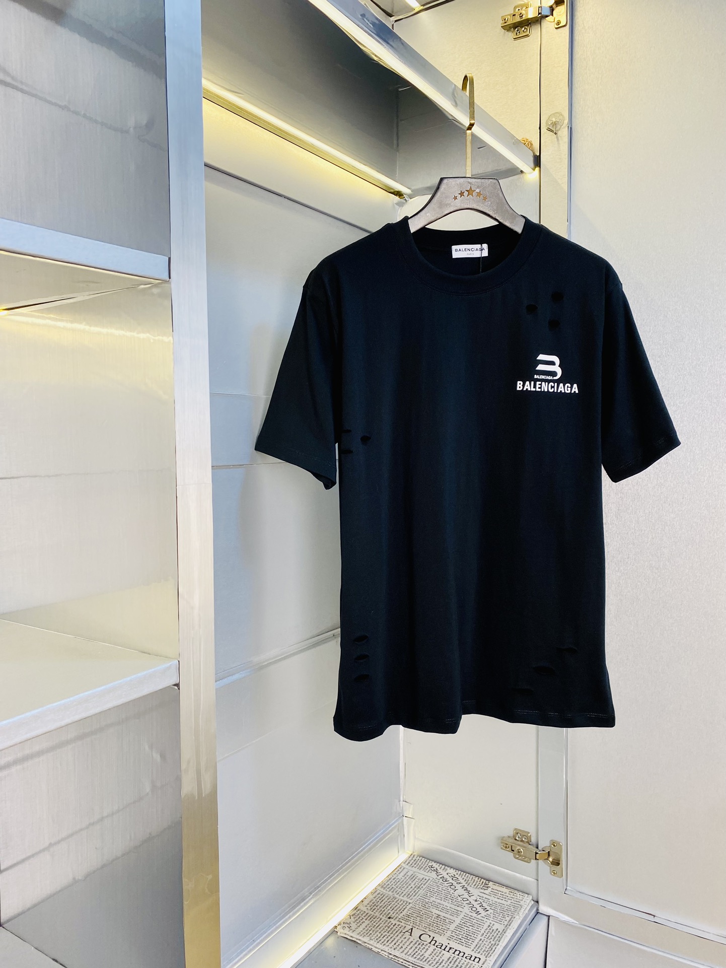 NO:510597,Wearing 210 pounds, Fatty Gospel, Couple outfit Balenciaga, Original quality, 2025 latest style, Men's short-sleeved T-shirt, Selected counters to customize the top-grade cotton imported fabric, all details are perfectly 1 to 1 replica, restore the authentic 100% original hardware, high-end customized auxiliary materials, original factory original standard, the upper body effect is excellent!  M-3XL (175/130 catties M), balenciaga, balenciaga, T-shirt, tees, t-shirt, alexander wang19860909穿210斤 胖子福音 情侣装巴黎世家Balenciaga 原单品质 2025最新款 男装短袖T恤 精选专柜订制顶级纯棉进口面料 所有细节做工完美1比1复刻 还原正品百分百 原版五金 高端订制辅料 原厂原标 上身效果超赞！码数偏大M-3XL(175/130斤穿M),,balenciaga,balenciaga,T-shirt,tees，t-shirt,alexander wang,Men's clothing