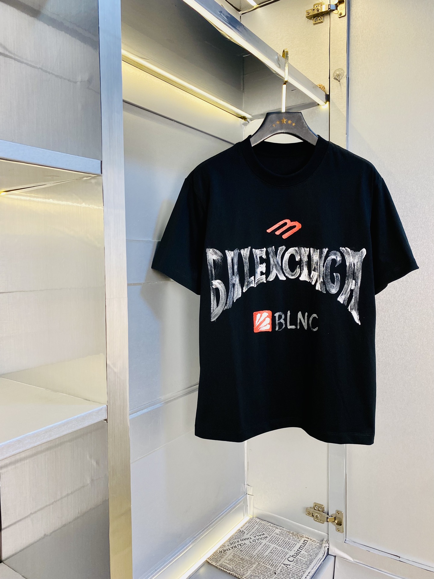 NO:474742,Wearing 210 pounds, Fatty Gospel, Couple outfit Balenciaga, Original quality, 2025 latest style, Men's short-sleeved T-shirt, Selected counters to customize the top-grade cotton imported fabric, all details are perfectly 1 to 1 replica, restore the authentic 100% original hardware, high-end customized auxiliary materials, original factory original standard, the upper body effect is excellent!  M-3XL (175/130 catties M), balenciaga, balenciaga, T-shirt, tees, t-shirt, alexander wang19860909穿210斤 胖子福音 情侣装巴黎世家Balenciaga 原单品质 2025最新款 男装短袖T恤 精选专柜订制顶级纯棉进口面料 所有细节做工完美1比1复刻 还原正品百分百 原版五金 高端订制辅料 原厂原标 上身效果超赞！码数偏大M-3XL(175/130斤穿M),,balenciaga,balenciaga,T-shirt,tees，t-shirt,alexander wang,Men's clothing