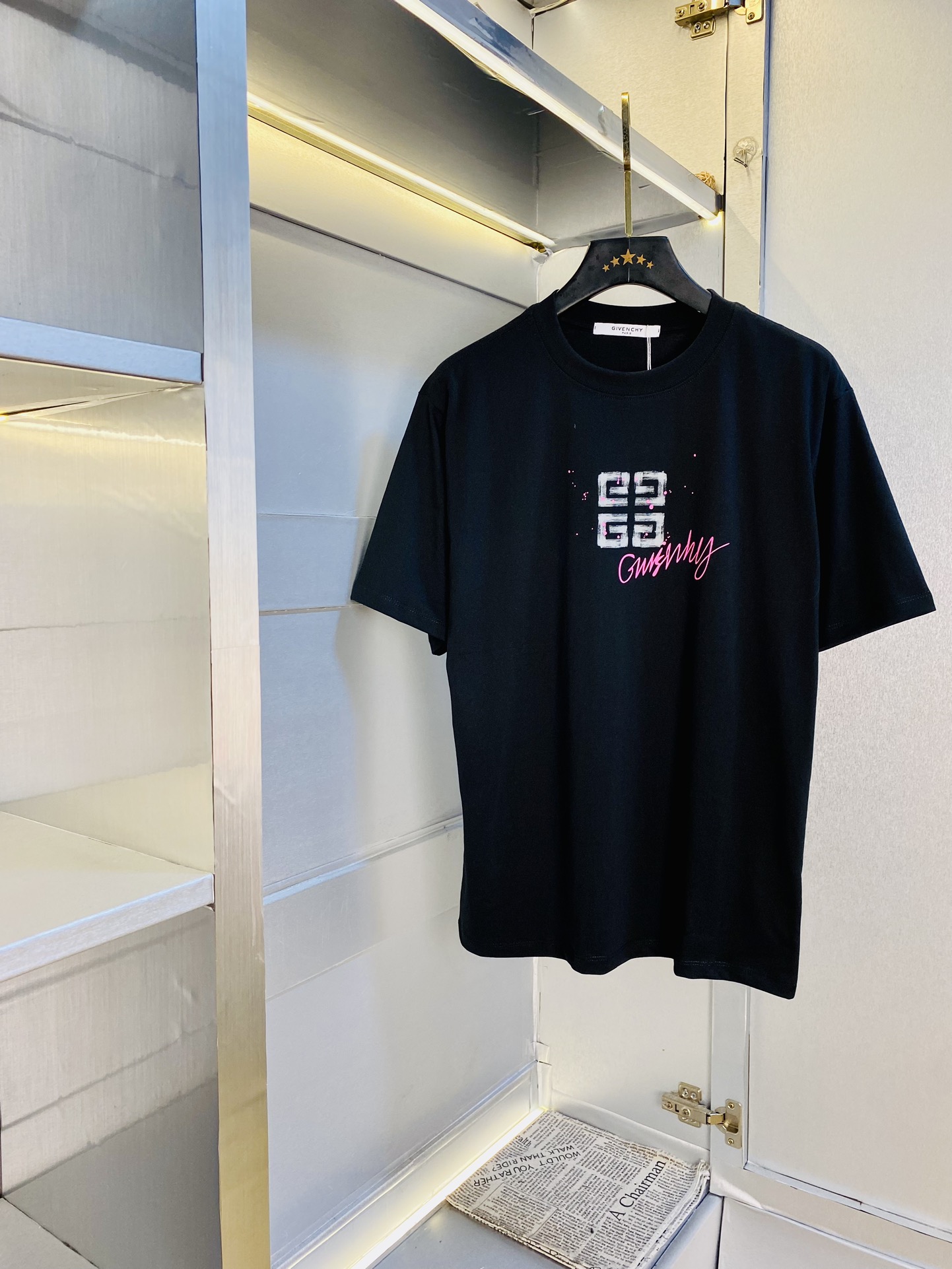 NO:472571,Wearing 210 pounds, gospel of fat man, couple outfit Givenchy Givenchy original quality, latest 2025 men's short-sleeved T-shirt, selected counter customized top-grade cotton imported fabric, all details are perfectly 1 to 1 replica, restore the authentic 100% original hardware, high-end customized auxiliary materials, original factory original standard, excellent upper body effect!  M-3XL (175/130 catties M), given, given, given, T-shirt, tees, t-shirt, alexander wang19860909穿210斤 胖子福音 情侣装纪梵希Givenchy 原单品质 2025最新款 男装短袖T恤 精选专柜订制顶级纯棉进口面料 所有细节做工完美1比1复刻 还原正品百分百 原版五金 高端订制辅料 原厂原标 上身效果超赞！码数偏大M-3XL(175/130斤穿M),,givenchy,givenchy,T-shirt,tees，t-shirt,alexander wang,Men's clothing