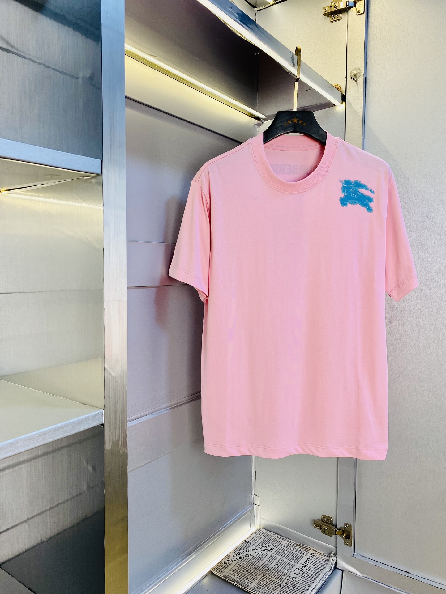 NO:474770,Wearing 210 pounds, Fatty Gospel, Couple suit Burberry, Burberry, Original quality, 2025 latest style, Men's short-sleeved T-shirt, Selected counter custom-made top-grade cotton imported fabric, all details are perfectly 1 to 1 replica, restore the authenticity 100% original hardware, high-end customized auxiliary materials, original factory original standard, the upper body effect is excellent!  M-3XL (175/130 catties M), burberry, burberry, T-shirt, tees, t-shirt, alexander wang19860909穿210斤 胖子福音 情侣装巴宝莉Burberry 原单品质 2025最新款 男装短袖T恤 精选专柜订制顶级纯棉进口面料 所有细节做工完美1比1复刻 还原正品百分百 原版五金 高端订制辅料 原厂原标 上身效果超赞！码数偏大M-3XL(175/130斤穿M),,burberry,burberry,T-shirt,tees，t-shirt,alexander wang,Men's clothing