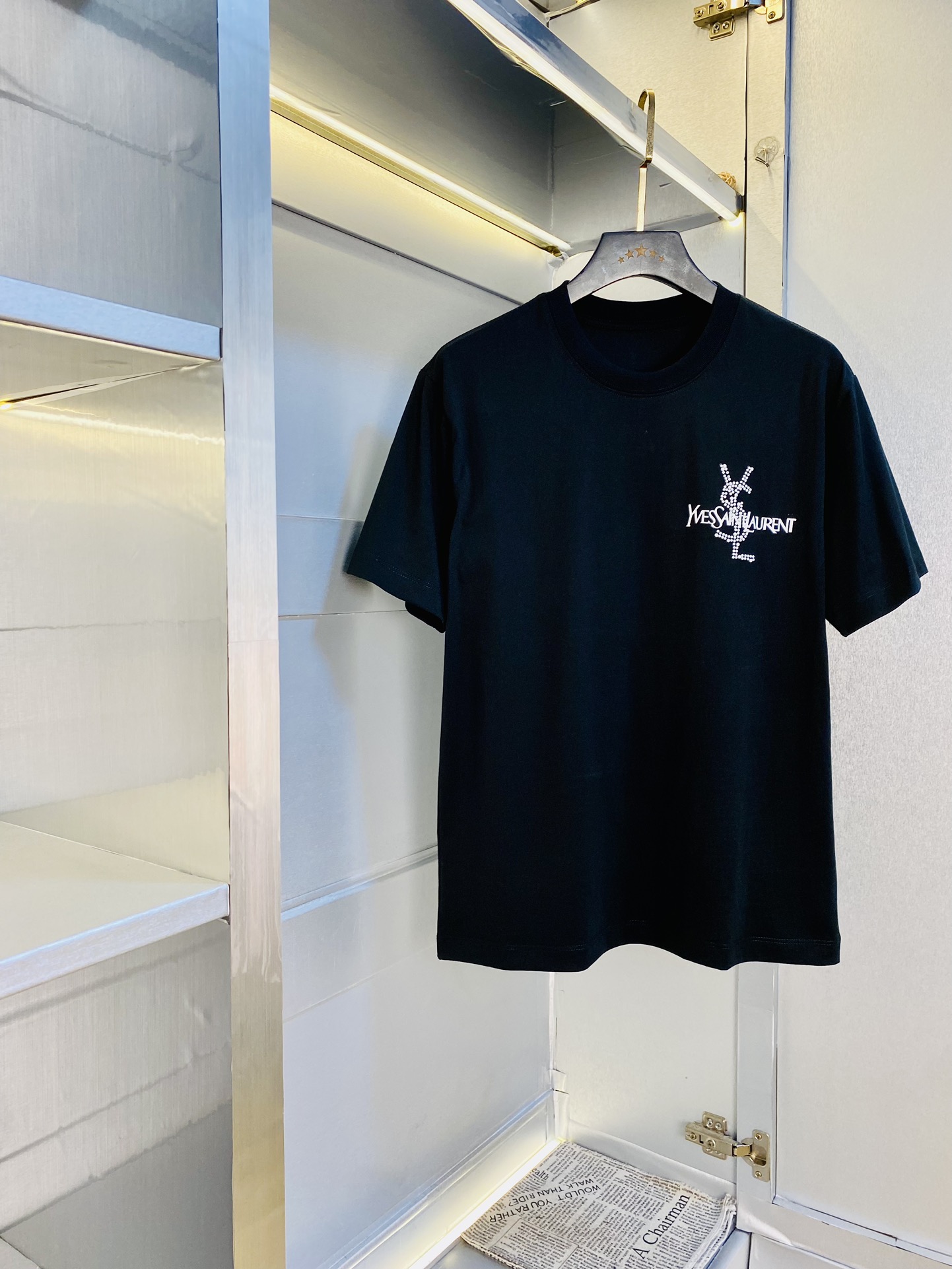 NO:472552,Wearing 210 pounds, Fatty Gospel, Couple outfit Saint Laurent YSL Original quality, 2025 latest style, men's short-sleeved T-shirt, selected counter customized top-grade cotton imported fabric, all details are perfectly 1 to 1 replica, restore the authenticity 100% original hardware, high-end customized auxiliary materials, original factory original standard, excellent upper body effect!  M-3XL (175/130 catties M), saint laurent, saint laurent, T-shirt, tees, t-shirt, alexander wang19860909穿210斤 胖子福音 情侣装圣罗兰YSL 原单品质 2025最新款 男装短袖T恤 精选专柜订制顶级纯棉进口面料 所有细节做工完美1比1复刻 还原正品百分百 原版五金 高端订制辅料 原厂原标 上身效果超赞！码数偏大M-3XL(175/130斤穿M),,saint laurent,saint laurent,T-shirt,tees，t-shirt,alexander wang,Men's clothing