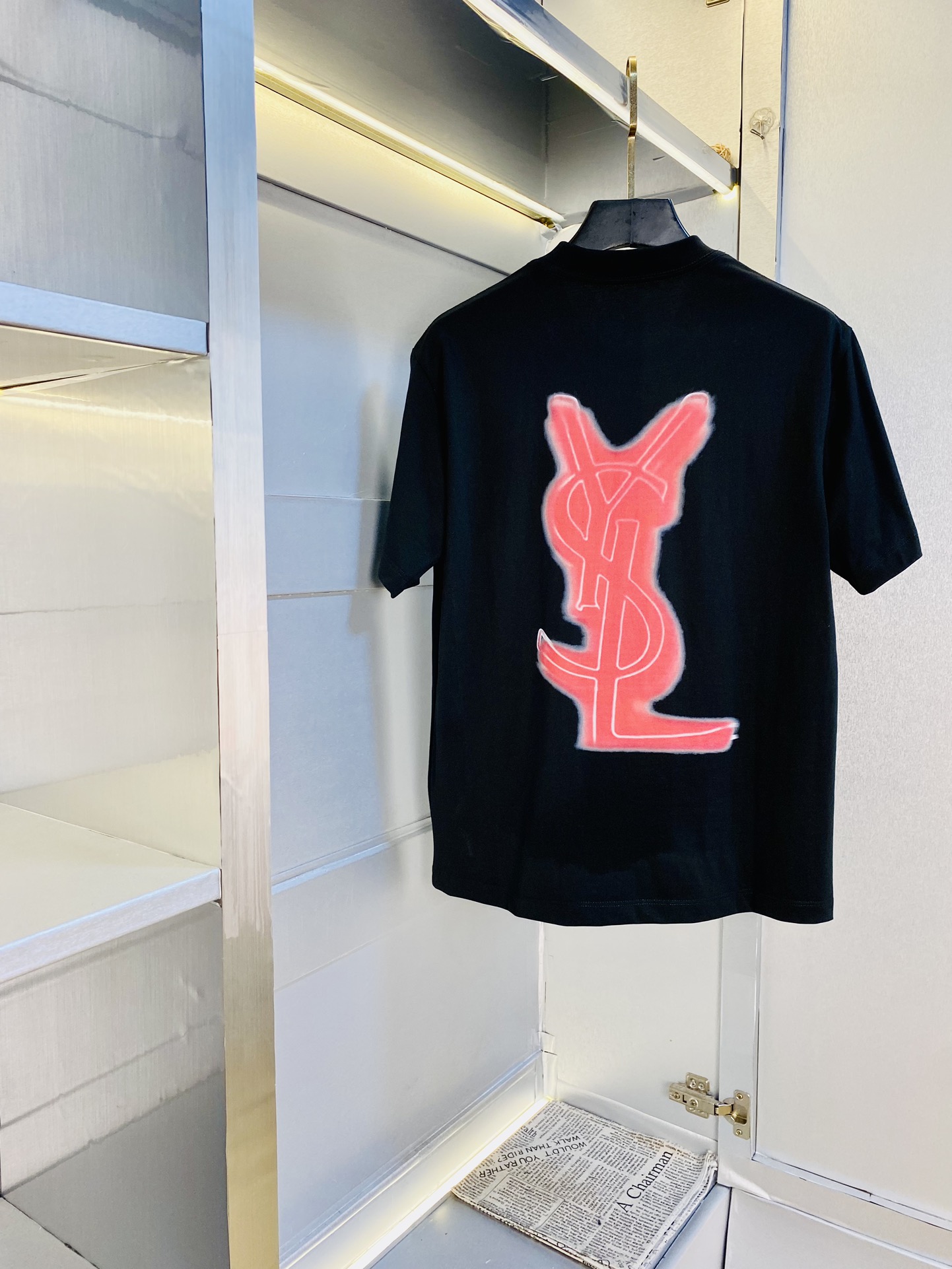 NO:469694,Wearing 210 pounds, Fatty Gospel, Couple outfit Saint Laurent YSL Original quality, Latest style, Men's short-sleeved T-shirt, Selected counter customized top-grade cotton imported fabric, all details are perfectly 1 to 1 replica, restore the authenticity 100% original hardware, high-end customized auxiliary materials, original factory original standard, excellent upper body effect!  M-3XL (175/130 catties M), saint laurent, saint laurent, T-shirt, tees, t-shirt, alexander wang19860909穿210斤 胖子福音 情侣装圣罗兰YSL 原单品质 最新款 男装短袖T恤 精选专柜订制顶级纯棉进口面料 所有细节做工完美1比1复刻 还原正品百分百 原版五金 高端订制辅料 原厂原标 上身效果超赞！码数偏大M-3XL(175/130斤穿M),,saint laurent,saint laurent,T-shirt,tees，t-shirt,alexander wang,Men's clothing