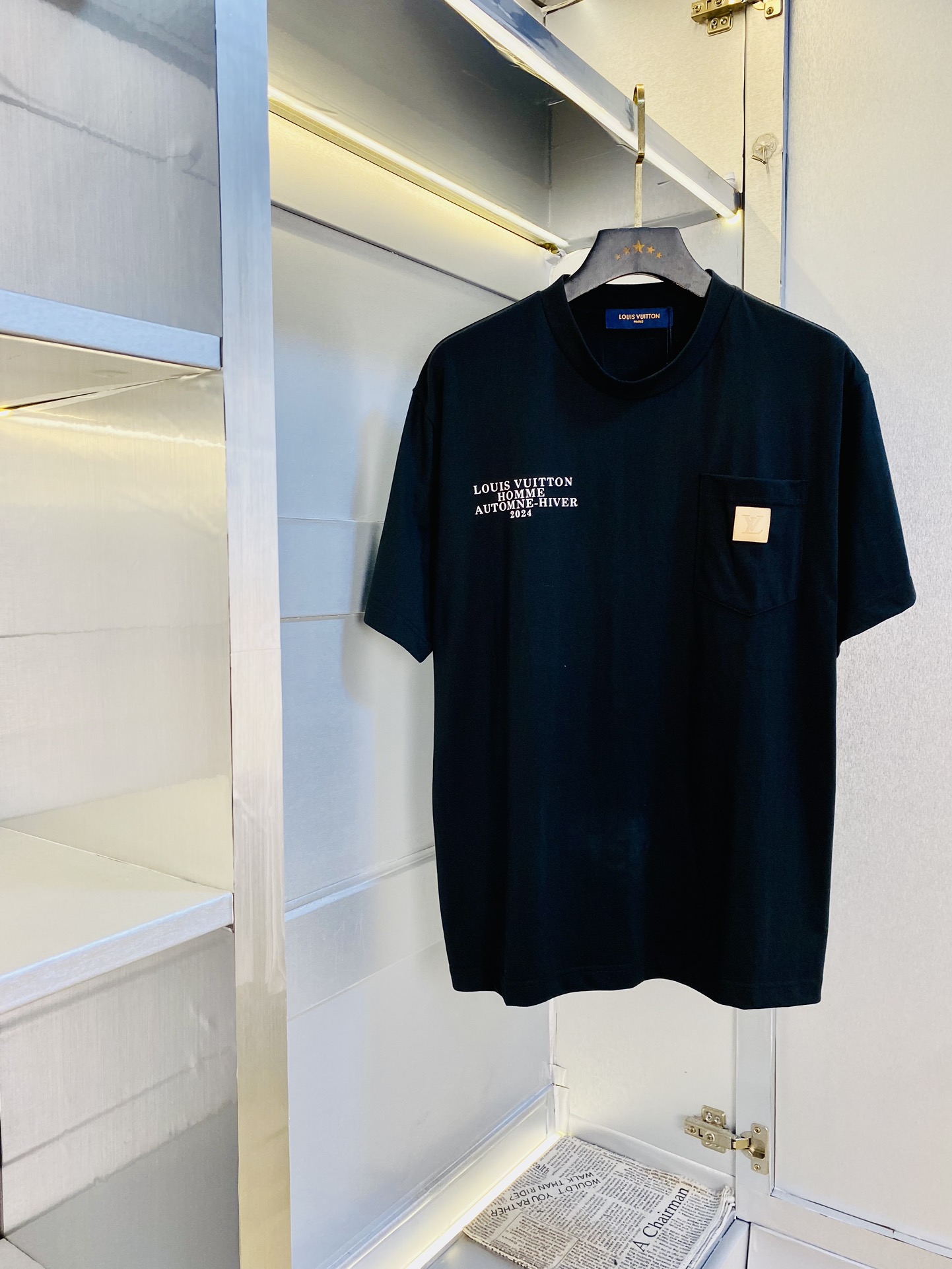 NO:515943,Wear 210 kilograms original order!  Fat man's gossip, couple outfit Louis Vuitton Lv original single quality 2025 latest short-sleeved T-shirt, five-point mid-sleeved, selected counter customized top-grade cotton imported fabric with original wash mark!  Complete three standards, all the details are perfectly 1-to-1 reproduction, restore the authenticity 100% original hardware, high-end customized auxiliary materials, original factory original standards, excellent upper body effect!  The counter is large in size Xs-XL (175/130 catties wearing Xs), louis vuitton,louis vuitton,t-shirt,tees,t-shirt,alexander wang19860909穿210斤 原单货！胖子福音 情侣装路易威登Lv 原单品质 2025最新款 短袖T恤 五分袖中袖 精选专柜订制顶级纯棉进口面料 带原版洗水唛！三标齐全 所有细节做工完美1比1复刻 还原正品百分百 原版五金 高端订制辅料 原厂原标 上身效果超赞！专柜码数偏大Xs-XL(175/130斤穿Xs),,louis vuitton,louis vuitton,T-shirt,tees，t-shirt,alexander wang,Men's clothing