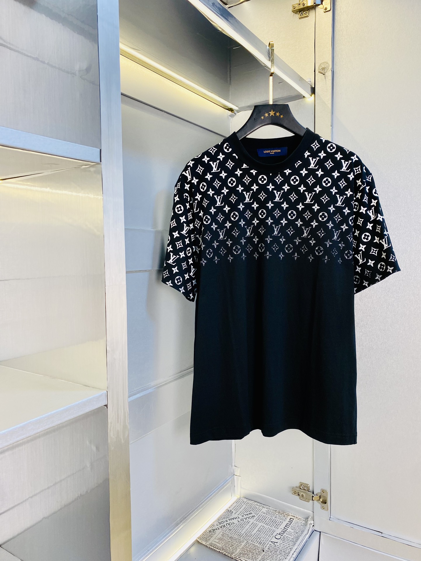 NO:161657,Wear 210 kilograms original order!  Fatty Gospel Couple Outfit Louis Vuitton Lv Original Quality Latest Short Sleeve T-shirt Five-quarter Sleeve Middle Sleeve Selected counter Customized top-grade cotton imported fabric with original wash mark!  Complete three standards, all the details are perfectly 1-to-1 reproduction, restore the authenticity 100% original hardware, high-end customized auxiliary materials, original factory original standards, excellent upper body effect!  The counter is large in size Xs-XL (175/130 catties wearing Xs), louis vuitton,louis vuitton,t-shirt,tees,t-shirt,alexander wang19860909穿210斤 原单货！胖子福音 情侣装路易威登Lv 原单品质 最新款 短袖T恤 五分袖中袖 精选专柜订制顶级纯棉进口面料 带原版洗水唛！三标齐全 所有细节做工完美1比1复刻 还原正品百分百 原版五金 高端订制辅料 原厂原标 上身效果超赞！专柜码数偏大Xs-XL(175/130斤穿Xs),,louis vuitton,louis vuitton,T-shirt,tees，t-shirt,alexander wang,Men's clothing