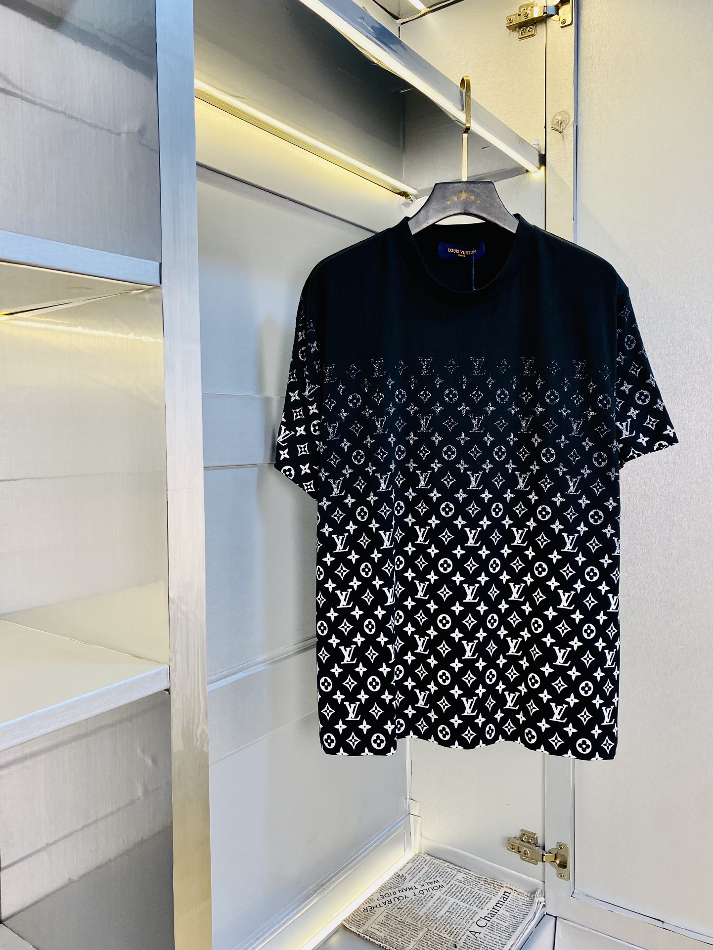 NO:136844,Wear 210 kilograms original order!  Fatty Gospel Couple Outfit Louis Vuitton Lv Original Quality Latest Short Sleeve T-shirt Five-quarter Sleeve Middle Sleeve Selected counter Customized top-grade cotton imported fabric with original wash mark!  Complete three standards, all the details are perfectly 1-to-1 reproduction, restore the authenticity 100% original hardware, high-end customized auxiliary materials, original factory original standards, excellent upper body effect!  The counter is large in size Xs-XL (175/130 catties wearing Xs), louis vuitton,louis vuitton,t-shirt,tees,t-shirt,alexander wang19860909穿210斤 原单货！胖子福音 情侣装路易威登Lv 原单品质 最新款 短袖T恤 五分袖中袖 精选专柜订制顶级纯棉进口面料 带原版洗水唛！三标齐全 所有细节做工完美1比1复刻 还原正品百分百 原版五金 高端订制辅料 原厂原标 上身效果超赞！专柜码数偏大Xs-XL(175/130斤穿Xs),,louis vuitton,louis vuitton,T-shirt,tees，t-shirt,alexander wang,Men's clothing