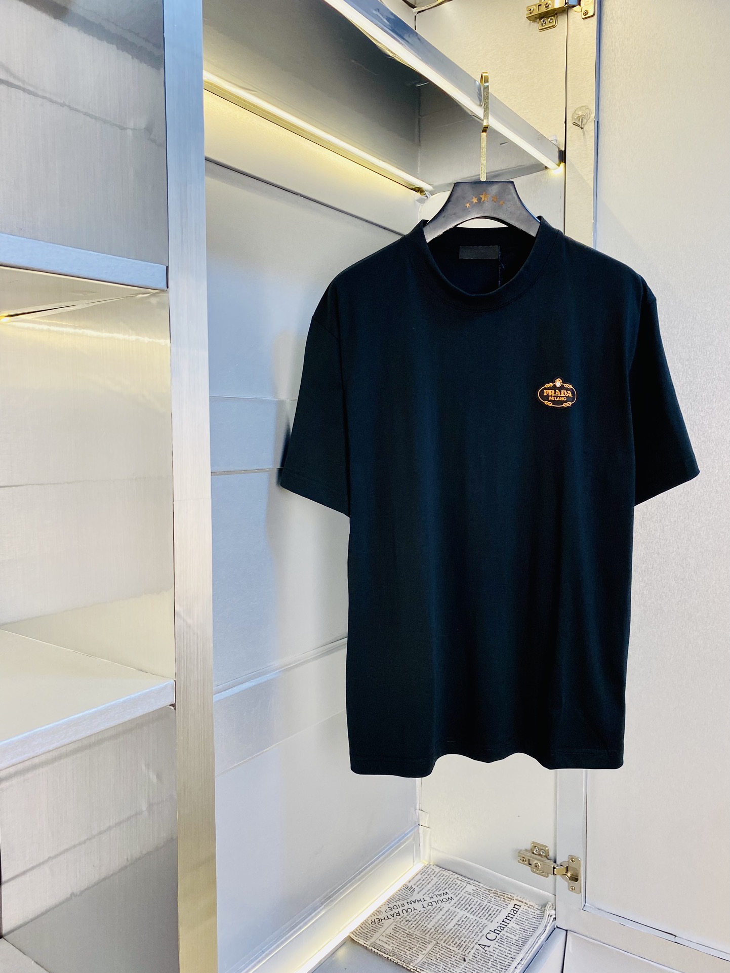 NO:472611,Wear 210 kilograms original order!  Fatty Gospel Prada Prada couple outfit original quality 2025 latest model short-sleeved T-shirt with five-point sleeve mid-sleeved Selected counter custom-made top-grade cotton imported fabric with original wash mark!  Complete three standards, all the details are perfectly 1-to-1 reproduction, restore the authenticity 100% original hardware, high-end customized auxiliary materials, original factory original standards, excellent upper body effect!  The counter code is relatively large Xs-XL (175/130 catties wearing Xs), prada, prada, T-shirt, tees, t-shirt, alexander wang19860909穿210斤 原单货！胖子福音 普拉达Prada 情侣装原单品质 2025最新款 短袖T恤 五分袖中袖 精选专柜订制顶级纯棉进口面料 带原版洗水唛！三标齐全 所有细节做工完美1比1复刻 还原正品百分百 原版五金 高端订制辅料 原厂原标 上身效果超赞！专柜码数偏大Xs-XL(175/130斤穿Xs),,prada,prada,T-shirt,tees，t-shirt,alexander wang,Men's clothing