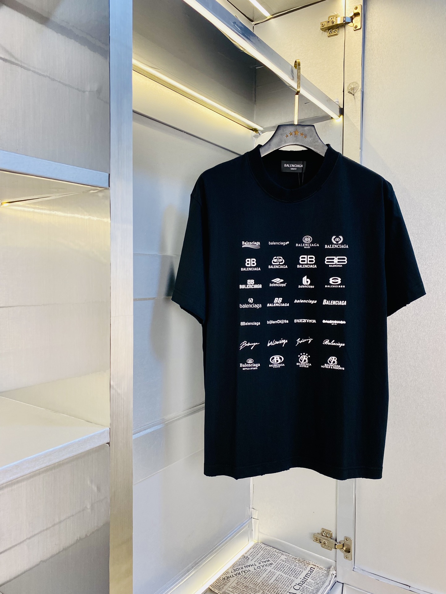 NO:472617,Wear 210 kilograms original order!  Fatty Gospel Balenciaga Couple Outfit Original Quality 2025 Latest Short Sleeve T-shirt Five-quarter Sleeve Middle Sleeve Selected counter Customized top-grade cotton imported fabric with original wash mark!  Complete three standards, all the details are perfectly 1-to-1 reproduction, restore the authenticity 100% original hardware, high-end customized auxiliary materials, original factory original standards, excellent upper body effect!  The counter code is relatively large Xs-XL (175/130 catties wearing Xs), ,balenciaga,balenciaga,T-shirt,tees,t-shirt,alexander wang19860909穿210斤 原单货！胖子福音 巴黎世家Balenciaga 情侣装原单品质 2025最新款 短袖T恤 五分袖中袖 精选专柜订制顶级纯棉进口面料 带原版洗水唛！三标齐全 所有细节做工完美1比1复刻 还原正品百分百 原版五金 高端订制辅料 原厂原标 上身效果超赞！专柜码数偏大Xs-XL(175/130斤穿Xs),,balenciaga,balenciaga,T-shirt,tees，t-shirt,alexander wang,Men's clothing