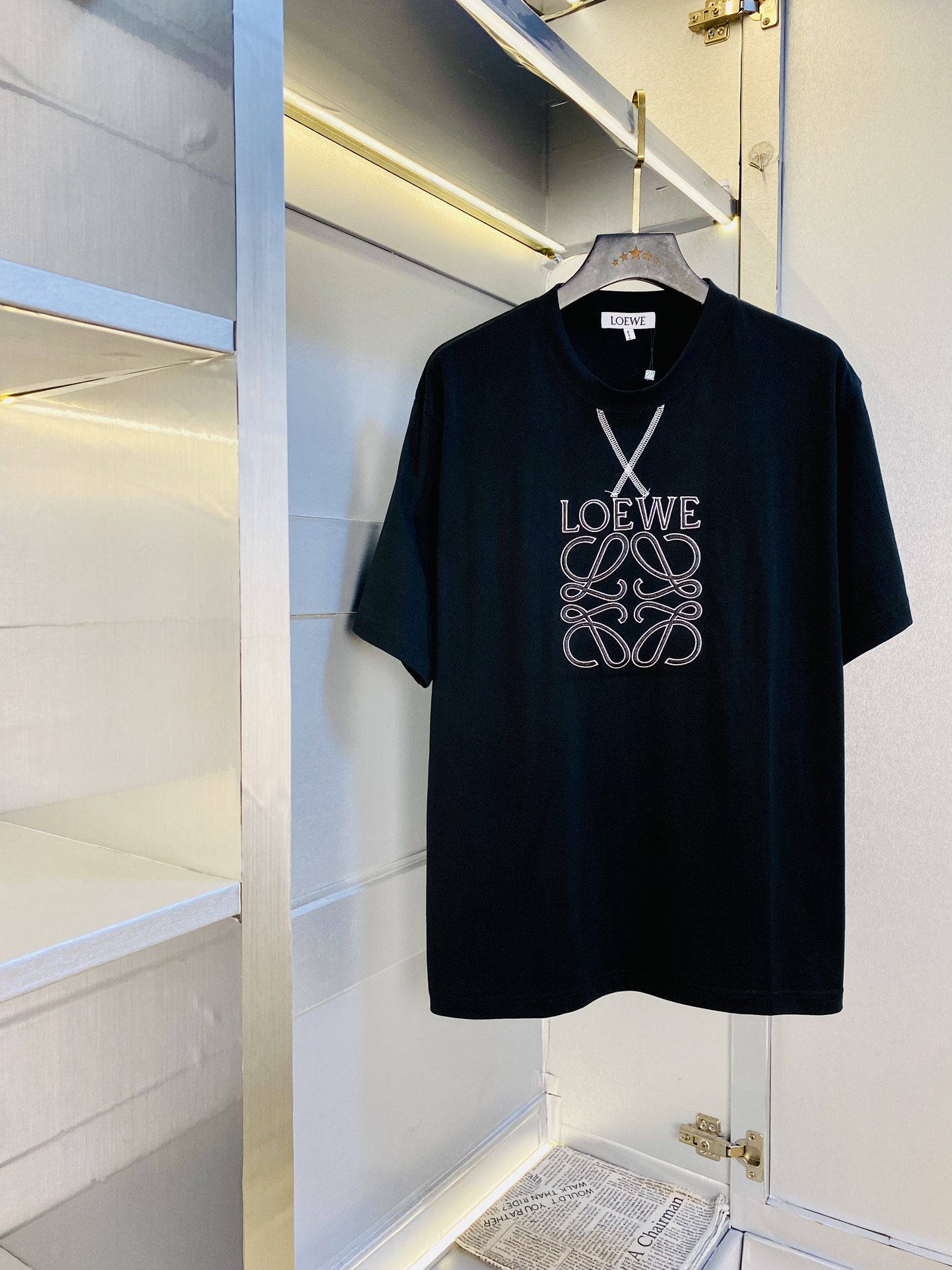 NO:503906,Wear 210 kilograms original order!  Fatty Gospel Couple Outfit Loewe Original Quality 2025 Latest Short Sleeve T-shirt Five-quarter Sleeve Middle Sleeve Selected counter Customized top-grade cotton imported fabric with original wash mark!  Complete three standards, all the details are perfectly 1-to-1 reproduction, restore the authenticity 100% original hardware, high-end customized auxiliary materials, original factory original standards, excellent upper body effect!  The counter is large in size Xs-XL (175/130 catties wearing Xs), loewe,loewe,t-shirt,tees,t-shirt,alexander wang19860909穿210斤 原单货！胖子福音 情侣装罗意威Loewe 原单品质 2025最新款 短袖T恤 五分袖中袖 精选专柜订制顶级纯棉进口面料 带原版洗水唛！三标齐全 所有细节做工完美1比1复刻 还原正品百分百 原版五金 高端订制辅料 原厂原标 上身效果超赞！专柜码数偏大Xs-XL(175/130斤穿Xs),,loewe,loewe,T-shirt,tees，t-shirt,alexander wang,Men's clothing