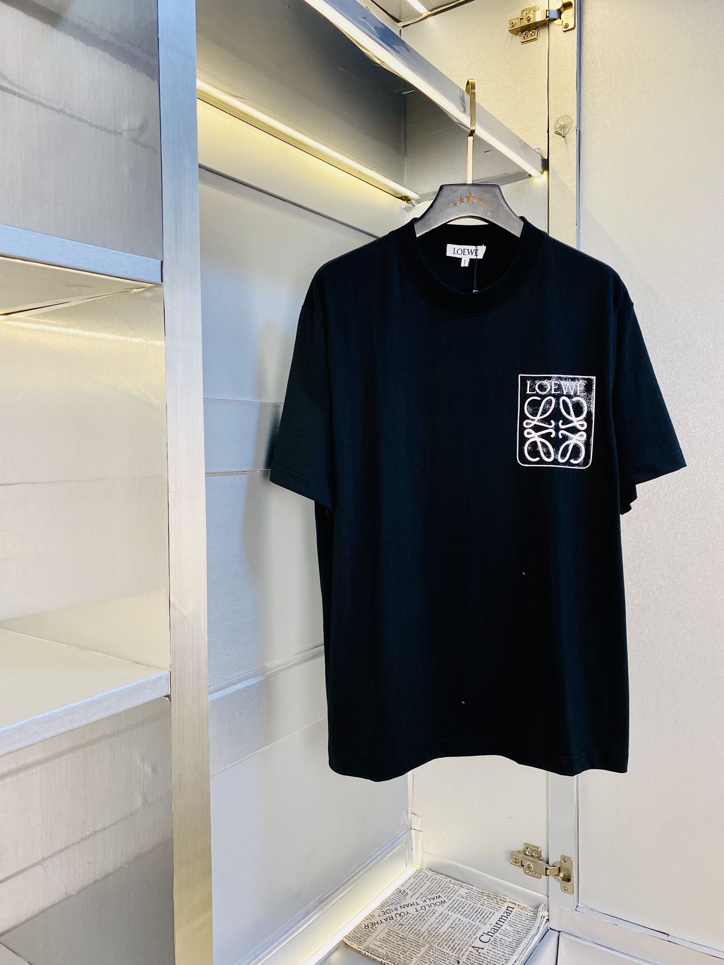 NO:501057,Wearing pounds, original order!  Fatty Gospel Couple Outfit Loewe Original Quality Latest Short-sleeved T-shirt Five-quarter Sleeve Middle Sleeve Selected counter Customized top-grade cotton imported fabric with original wash mark!  Complete three standards, all the details are perfectly 1-to-1 reproduction, restore the authenticity 100% original hardware, high-end customized auxiliary materials, original factory original standards, excellent upper body effect!  The counter is large in size Xs-XL (175/130 catties wearing Xs), loewe,loewe,t-shirt,tees,t-shirt,alexander wang19860909穿斤 原单货！胖子福音 情侣装罗意威Loewe 原单品质 最新款 短袖T恤 五分袖中袖 精选专柜订制顶级纯棉进口面料 带原版洗水唛！三标齐全 所有细节做工完美1比1复刻 还原正品百分百 原版五金 高端订制辅料 原厂原标 上身效果超赞！专柜码数偏大Xs-XL(175/130斤穿Xs),,loewe,loewe,T-shirt,tees，t-shirt,alexander wang,Men's clothing