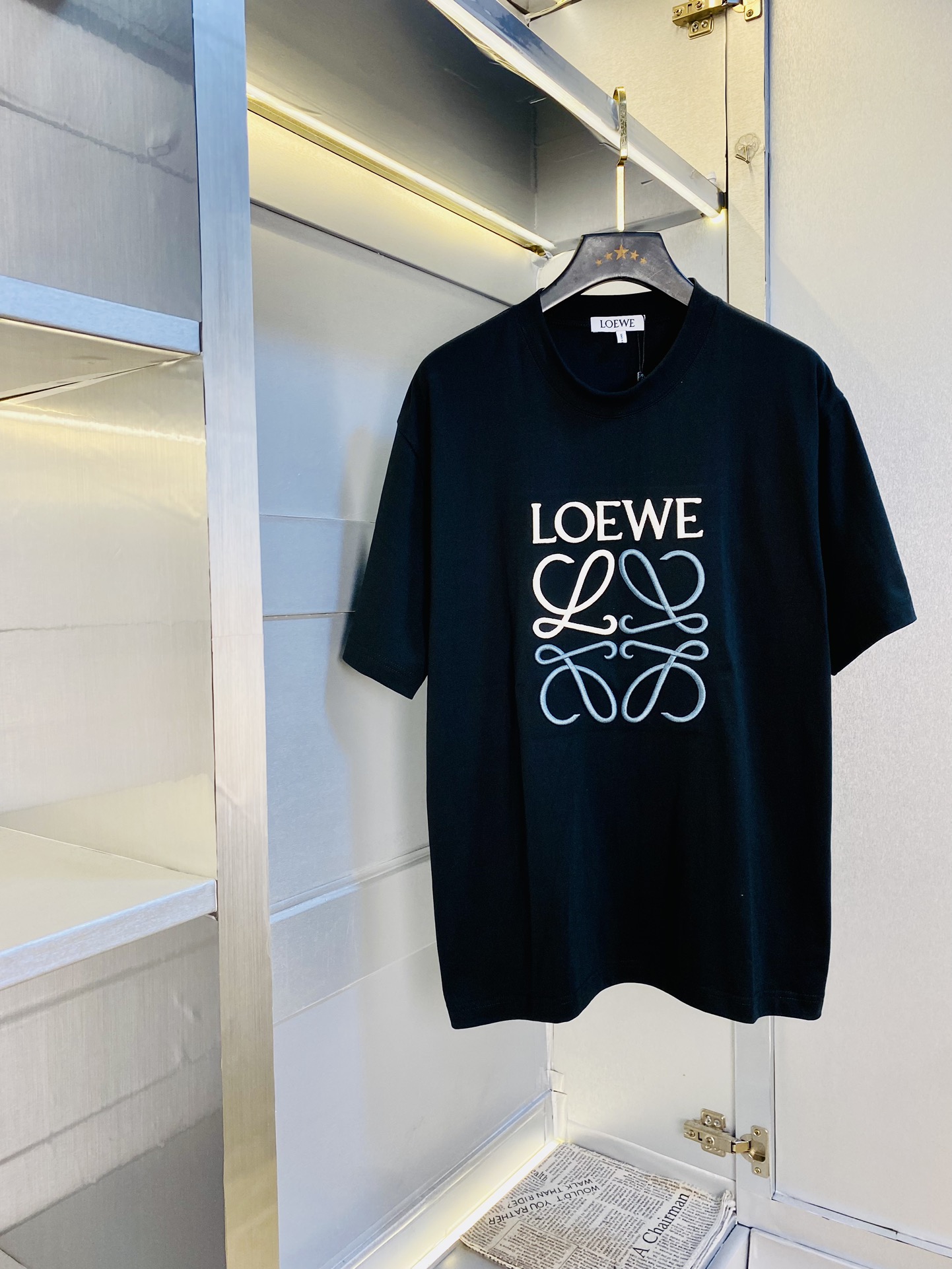 NO:510641,Wear 210 kilograms original order!  Fatty Gospel Couple Outfit Loewe Original Quality 2025 Latest Short Sleeve T-shirt Five-quarter Sleeve Middle Sleeve Selected counter Customized top-grade cotton imported fabric with original wash mark!  Complete three standards, all the details are perfectly 1-to-1 reproduction, restore the authenticity 100% original hardware, high-end customized auxiliary materials, original factory original standards, excellent upper body effect!  The counter is large in size Xs-XL (175/130 catties wearing Xs), loewe,loewe,t-shirt,tees,t-shirt,alexander wang19860909穿210斤 原单货！胖子福音 情侣装罗意威Loewe 原单品质 2025最新款 短袖T恤 五分袖中袖 精选专柜订制顶级纯棉进口面料 带原版洗水唛！三标齐全 所有细节做工完美1比1复刻 还原正品百分百 原版五金 高端订制辅料 原厂原标 上身效果超赞！专柜码数偏大Xs-XL(175/130斤穿Xs),,loewe,loewe,T-shirt,tees，t-shirt,alexander wang,Men's clothing