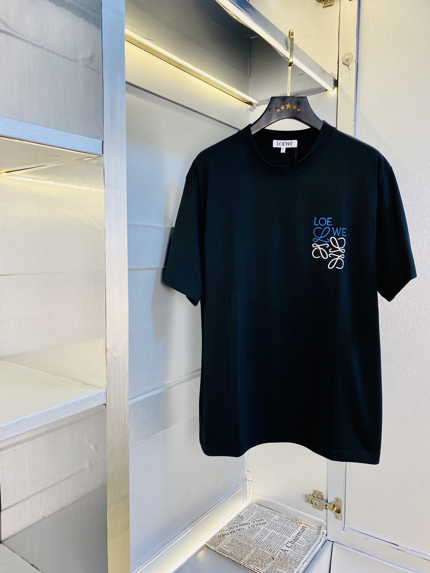 NO:462966,Wear 210 kilograms original order!  Fatty Gospel Couple Outfit Loewe Original Quality 2025 Latest Short Sleeve T-shirt Five-quarter Sleeve Middle Sleeve Selected counter Customized top-grade cotton imported fabric with original wash mark!  Complete three standards, all the details are perfectly 1-to-1 reproduction, restore the authenticity 100% original hardware, high-end customized auxiliary materials, original factory original standards, excellent upper body effect!  The counter is large in size Xs-XL (175/130 catties wearing Xs), loewe,loewe,t-shirt,tees,t-shirt,alexander wang19860909穿210斤 原单货！胖子福音 情侣装罗意威Loewe 原单品质 2025最新款 短袖T恤 五分袖中袖 精选专柜订制顶级纯棉进口面料 带原版洗水唛！三标齐全 所有细节做工完美1比1复刻 还原正品百分百 原版五金 高端订制辅料 原厂原标 上身效果超赞！专柜码数偏大Xs-XL(175/130斤穿Xs),,loewe,loewe,T-shirt,tees，t-shirt,alexander wang,Men's clothing