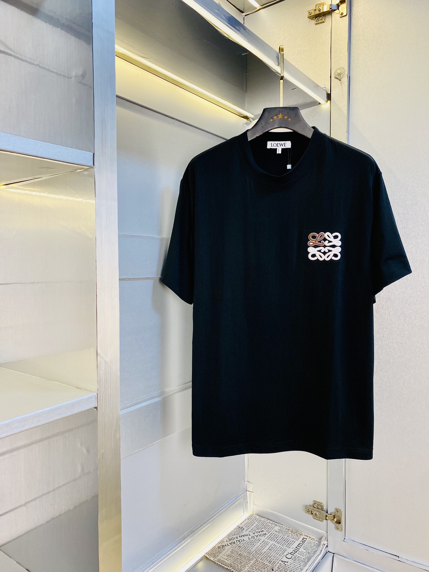 NO:138366,Wear 210 kilograms original order!  Fatty Gospel Couple Outfit Loewe Original Quality Latest Short-sleeved T-shirt Five-quarter Sleeve Middle Sleeve Selected counter Customized top-grade cotton imported fabric with original wash mark!  Complete three standards, all the details are perfectly 1-to-1 reproduction, restore the authenticity 100% original hardware, high-end customized auxiliary materials, original factory original standards, excellent upper body effect!  The counter is large in size Xs-XL (175/130 catties wearing Xs), loewe,loewe,t-shirt,tees,t-shirt,alexander wang19860909穿210斤 原单货！胖子福音 情侣装罗意威Loewe 原单品质 最新款 短袖T恤 五分袖中袖 精选专柜订制顶级纯棉进口面料 带原版洗水唛！三标齐全 所有细节做工完美1比1复刻 还原正品百分百 原版五金 高端订制辅料 原厂原标 上身效果超赞！专柜码数偏大Xs-XL(175/130斤穿Xs),,loewe,loewe,T-shirt,tees，t-shirt,alexander wang,Men's clothing