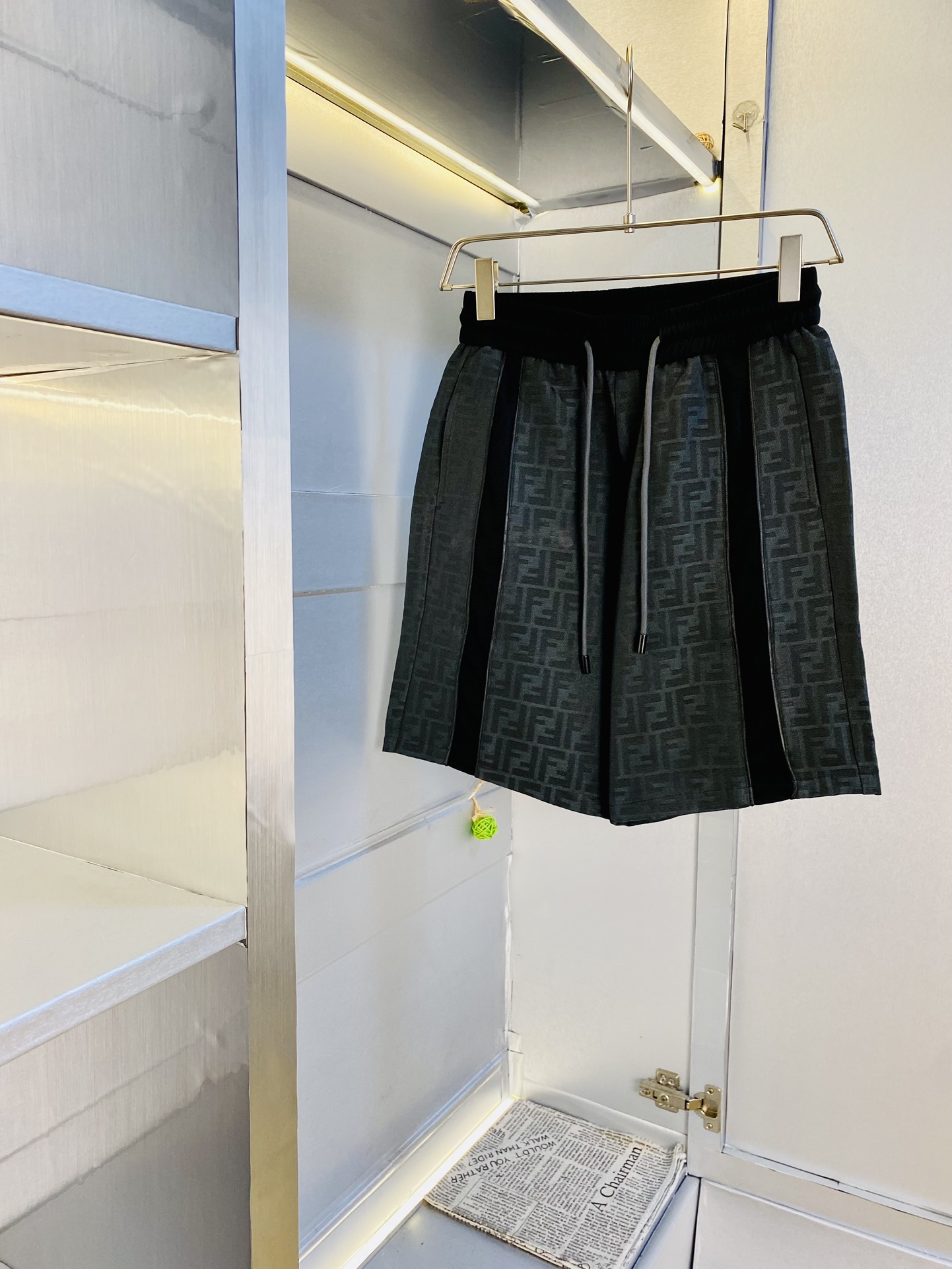 NO:427226,Gospel of Fatty Couple Style, 200 pounds to wear, Fendi, a big recommendation!  The latest summer must-have counter series shorts, beach pants, five-quarter pants, casual pants, high-end customized original hardware. The upper body effect is super positive, the leg lines are fully demonstrated. The imported quick-drying fabric is provided by all customers. The texture is tight and delicate. The upper body is very comfortable and stylish, and it is extremely practical and versatile, which is very worth buying!  Requested recommendations from old customers!  Number of codes: M-3XL, fendi, fendi, shorts, alexander wang19860909情侣款胖子福音 200斤可穿 芬迪Fendi 重磅推荐！夏季必备专柜系列最新款短裤沙滩裤五分裤休闲裤高端订制原版五金 上身效果超正,腿部线条完全得到彰显,全客供进口速干面料 纹理 紧致细腻,上身非常舒适有型,而且极为实穿百搭,非常值得入手！老客户必收推荐！ 码数:M-3XL,,fendi,fendi,shorts,alexander wang,Men's clothing