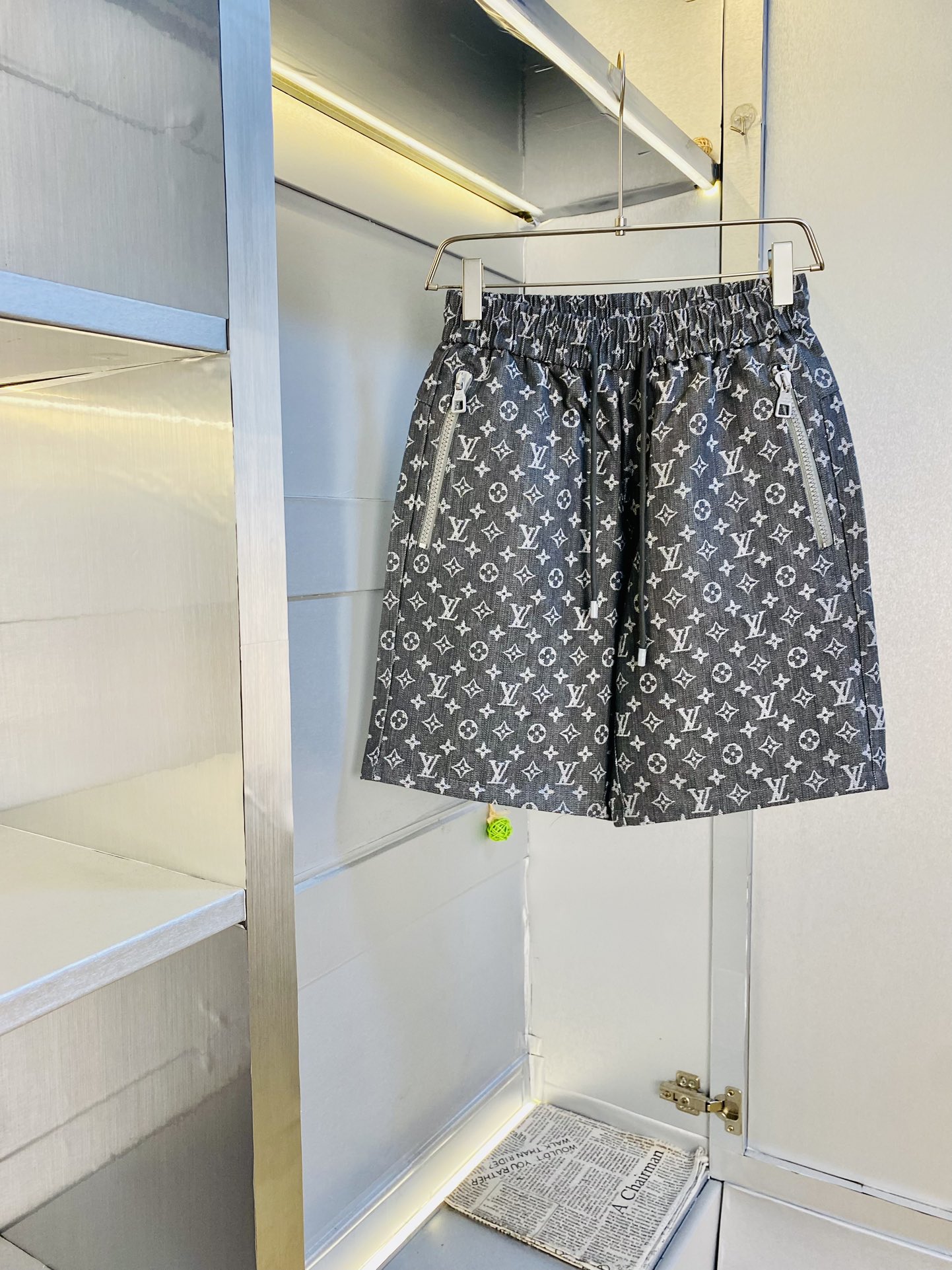 NO:138378,The gospel of the couple's fat man, 200 pounds to wear, Louis Vuitton Lv, a big recommendation!  The latest summer must-have counter series of denim shorts, beach pants, five-quarter pants, casual pants, high-end customized original hardware. The upper body effect is super positive, the leg lines are fully demonstrated. The imported quick-drying fabric is provided by all customers. The texture is tight and delicate, the upper body is very comfortable and stylish, and it is extremely practical and versatile, which is very worth buying!  Requested recommendations from old customers!  Number of codes: M-3XL, louis vuitton,louis vuitton, shorts,alexander wang19860909情侣款胖子福音 200斤可穿 路易威登Lv 重磅推荐！夏季必备专柜系列最新款牛仔短裤沙滩裤五分裤休闲裤高端订制原版五金 上身效果超正,腿部线条完全得到彰显,全客供进口速干面料 纹理 紧致细腻,上身非常舒适有型,而且极为实穿百搭,非常值得入手！老客户必收推荐！ 码数:M-3XL,,louis vuitton,louis vuitton,shorts,alexander wang,Men's clothing