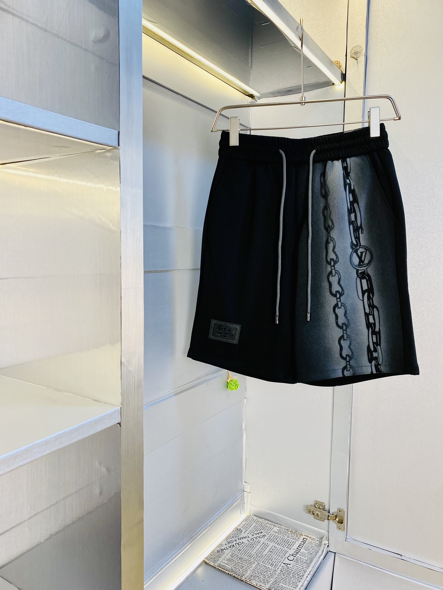 NO:427232,The gospel of the couple's fat man, 200 pounds to wear, Louis Vuitton Lv, a big recommendation!  The latest summer must-have counter series shorts, beach pants, five-quarter pants, casual pants, high-end customized original hardware. The upper body effect is super positive, the leg lines are fully demonstrated. The imported quick-drying fabric is provided by all customers. The texture is tight and delicate. The upper body is very comfortable and stylish, and it is extremely practical and versatile, which is very worth buying!  Requested recommendations from old customers!  Number of codes: M-3XL, louis vuitton,louis vuitton, shorts,alexander wang19860909情侣款胖子福音 200斤可穿 路易威登Lv 重磅推荐！夏季必备专柜系列最新款短裤沙滩裤五分裤休闲裤高端订制原版五金 上身效果超正,腿部线条完全得到彰显,全客供进口速干面料 纹理 紧致细腻,上身非常舒适有型,而且极为实穿百搭,非常值得入手！老客户必收推荐！ 码数:M-3XL,,louis vuitton,louis vuitton,shorts,alexander wang,Men's clothing