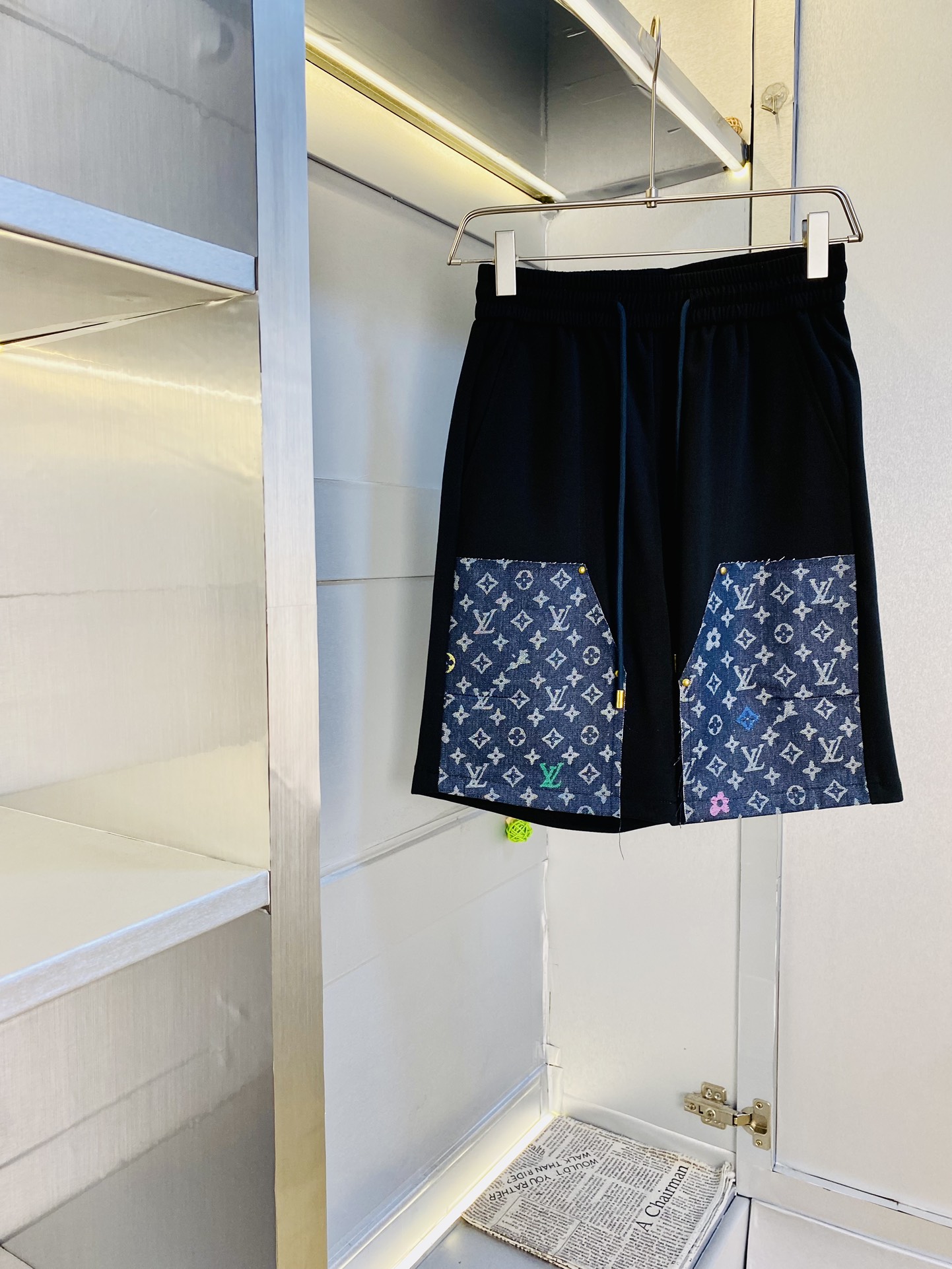 NO:474778,The gospel of the couple's fat man, 200 pounds to wear, Louis Vuitton Lv, a big recommendation!  The latest version of the 2025 summer essential counter series shorts, beach pants, five-quarter pants, casual pants, high-end customized original hardware. The upper body effect is super positive, the leg lines are fully demonstrated. The imported quick-drying fabric is provided by all customers. The texture is tight and delicate, the upper body is very comfortable and stylish, and it is extremely practical and versatile, which is very worth buying!  Requested recommendations from old customers!  Number of codes: M-3XL, louis vuitton,louis vuitton, shorts,alexander wang19860909情侣款胖子福音 200斤可穿 路易威登Lv 重磅推荐！2025夏季必备专柜系列最新款短裤沙滩裤五分裤休闲裤高端订制原版五金 上身效果超正,腿部线条完全得到彰显,全客供进口速干面料 纹理 紧致细腻,上身非常舒适有型,而且极为实穿百搭,非常值得入手！老客户必收推荐！ 码数:M-3XL,,louis vuitton,louis vuitton,shorts,alexander wang,Men's clothing