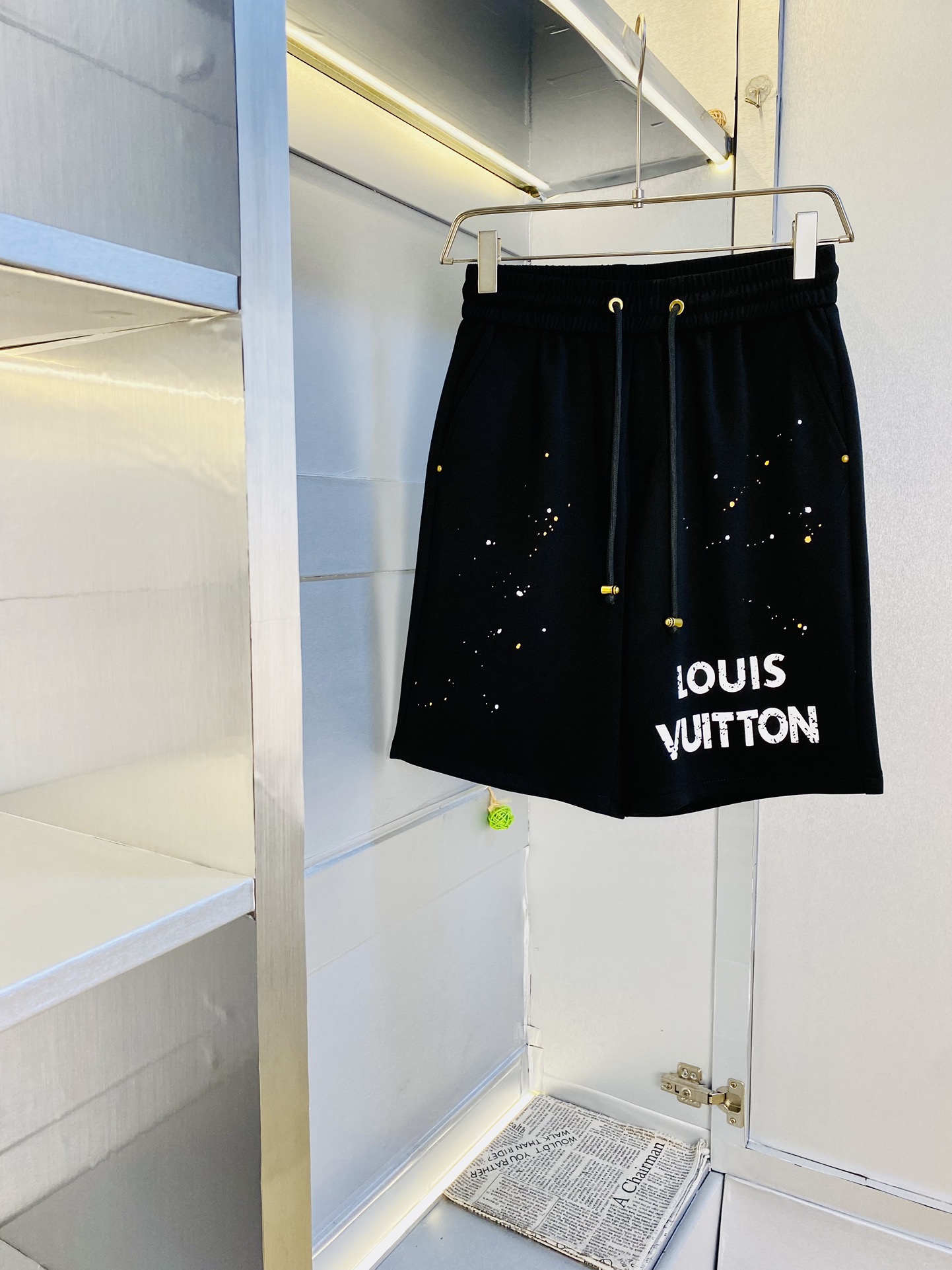 NO:454001,The gospel of the couple's fat man, 200 pounds to wear, Louis Vuitton Lv, a big recommendation!  The latest summer must-have counter series shorts, beach pants, five-quarter pants, casual pants, high-end customized original hardware. The upper body effect is super positive, the leg lines are fully demonstrated. The imported quick-drying fabric is provided by all customers. The texture is tight and delicate. The upper body is very comfortable and stylish, and it is extremely practical and versatile, which is very worth buying!  Requested recommendations from old customers!  Number of codes: M-3XL, louis vuitton,louis vuitton, shorts,alexander wang19860909情侣款胖子福音 200斤可穿 路易威登Lv 重磅推荐！夏季必备专柜系列最新款短裤沙滩裤五分裤休闲裤高端订制原版五金 上身效果超正,腿部线条完全得到彰显,全客供进口速干面料 纹理 紧致细腻,上身非常舒适有型,而且极为实穿百搭,非常值得入手！老客户必收推荐！ 码数:M-3XL,,louis vuitton,louis vuitton,shorts,alexander wang,Men's clothing