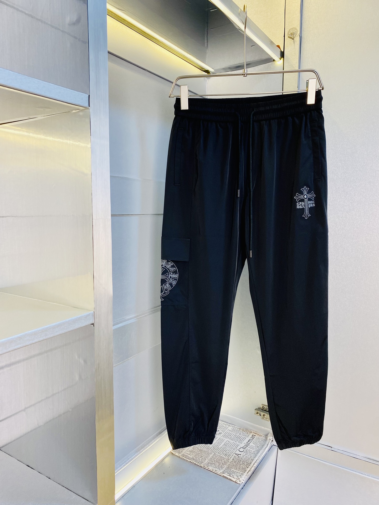 NO:138376,The original official website can wear 200 kilogram Chrome Hearts Simple and fashionable casual pants, wardrobe elastic pants, cropped pants, sports pants, trousers, trousers, very comfortable to wear, low-key and luxurious, very classy when worn, and there is no need to say much about the style and cutting of the pants. The upper body is exquisite and vivid. The truly first-class material. The truly palace-grade casual pants, elastic pants, uses Turkish cotton, produces the most famous tannin cloth. The quality is excellent, and the pants are soft after heavy washing!  Straight-footed style, not picky, absolutely stylish, expert design, extremely luxurious. The size is too large: M-XXL (175/130 catties wear M), chrome hearts, chrome hearts, alexander wang19860909官网原单货 可穿200斤克罗心Chrome Hearts 简约时尚 休闲裤卫裤松紧裤九分裤运动裤束脚裤身穿着非常舒适 低调不失奢华 穿出去非常有档次,裤型款式和裁剪亦无需多言 上身精致跃然.真正一等一顶级质料 真正殿堂级的休闲裤松紧裤,选用土耳其的棉花 生产出最有名的单宁布 品质卓然,经过重水洗使得裤子很柔软！直脚的版型 不挑人 上身绝对的有型 达人设计 极度奢华.码数偏大:M-XXL（175/130斤穿M）,,chrome hearts,chrome hearts,alexander wang,Men's clothing