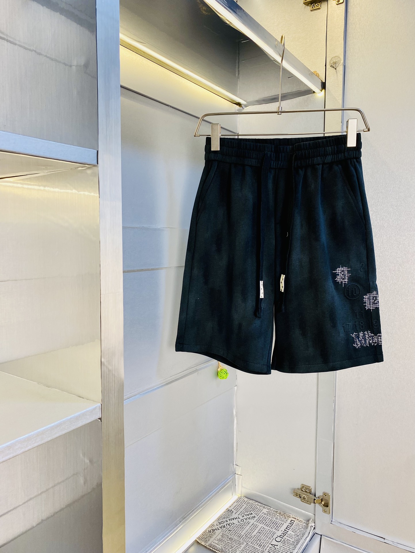 NO:446674,The Gospel of Fatty Couple Model 200 pounds to wear Majila MM6. Big recommendation!  The latest summer must-have counter series shorts, beach pants, five-quarter pants, casual pants, high-end customized original hardware. The upper body effect is super positive, the leg lines are fully demonstrated. The imported quick-drying fabric is provided by all customers. The texture is tight and delicate. The upper body is very comfortable and stylish, and it is extremely practical and versatile, which is very worth buying!  Requested recommendations from old customers!  Number of codes: M-3XL, masion margiela, masion margiela, shorts, alexander wang19860909情侣款胖子福音 200斤可穿 马吉拉MM6 重磅推荐！夏季必备专柜系列最新款短裤沙滩裤五分裤休闲裤高端订制原版五金 上身效果超正,腿部线条完全得到彰显,全客供进口速干面料 纹理 紧致细腻,上身非常舒适有型,而且极为实穿百搭,非常值得入手！老客户必收推荐！ 码数:M-3XL,,masion margiela,masion margiela,shorts,alexander wang,Men's clothing