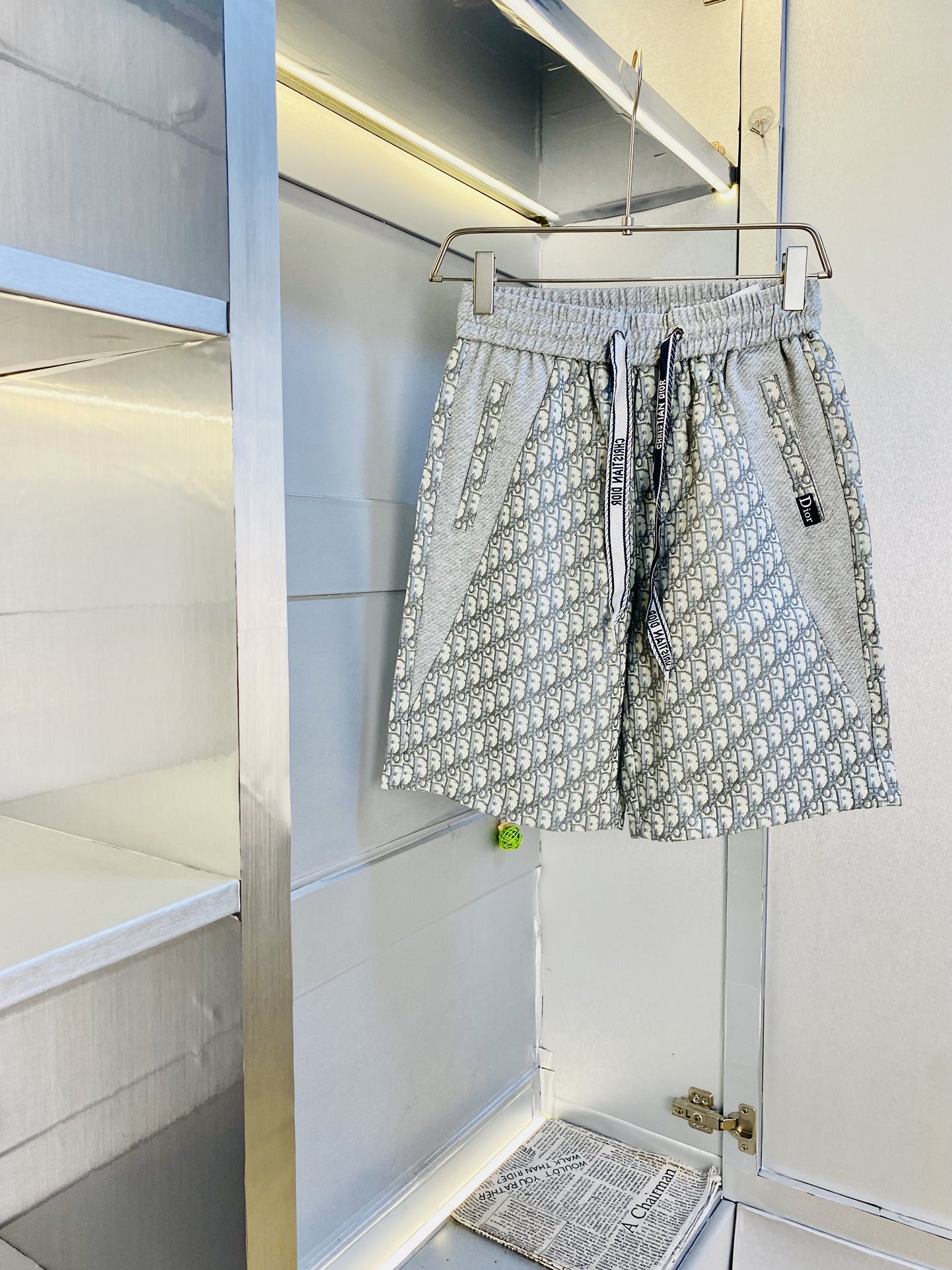 NO:159148,The gospel of Fatty Couple Model 200 pounds to wear Dior Dior is a big recommendation!  The latest summer must-have counter series shorts, beach pants, five-quarter pants, casual pants, high-end customized original hardware. The upper body effect is super positive, the leg lines are fully demonstrated. The imported quick-drying fabric is provided by all customers. The texture is tight and delicate. The upper body is very comfortable and stylish, and it is extremely practical and versatile, which is very worth buying!  Requested recommendations from old customers!  Code count: M-3XL, dior, dior, shorts, alexander wang19860909情侣款胖子福音 200斤可穿 迪奥Dior 重磅推荐！夏季必备专柜系列最新款短裤沙滩裤五分裤休闲裤高端订制原版五金 上身效果超正,腿部线条完全得到彰显,全客供进口速干面料 纹理 紧致细腻,上身非常舒适有型,而且极为实穿百搭,非常值得入手！老客户必收推荐！ 码数:M-3XL,,dior,dior,shorts,alexander wang,Men's clothing