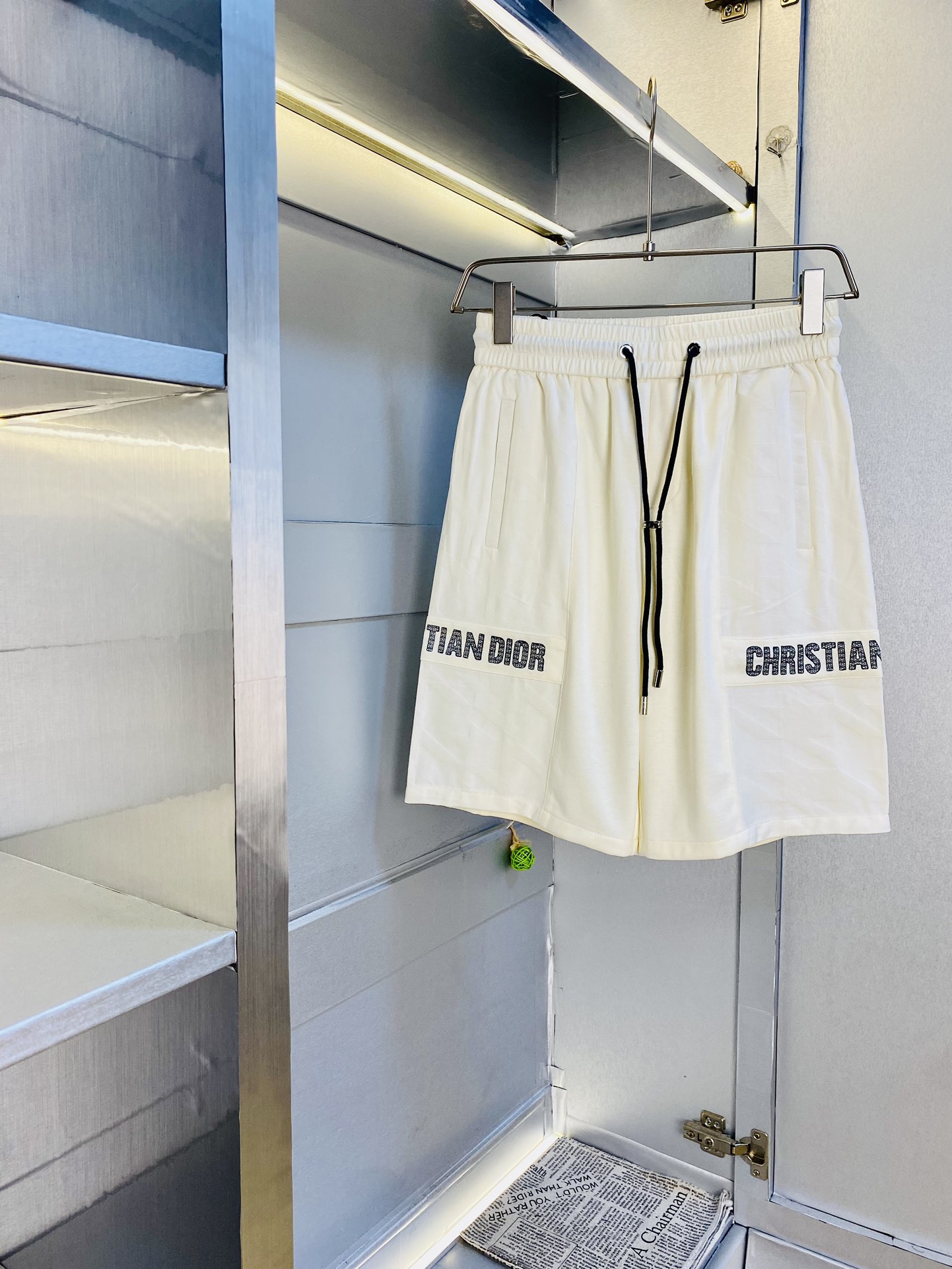 NO:450521,The gospel of Fatty Couple Model 200 pounds to wear Dior Dior is a big recommendation!  The latest version of the 2025 summer essential counter series shorts, beach pants, five-quarter pants, casual pants, high-end customized original hardware. The upper body effect is super positive, the leg lines are fully demonstrated. The imported quick-drying fabric is provided by all customers. The texture is tight and delicate, the upper body is very comfortable and stylish, and it is extremely practical and versatile, which is very worth buying!  Requested recommendations from old customers!  Code count: M-3XL, dior, dior, shorts, alexander wang19860909情侣款胖子福音 200斤可穿 迪奥Dior 重磅推荐！2025夏季必备专柜系列最新款短裤沙滩裤五分裤休闲裤高端订制原版五金 上身效果超正,腿部线条完全得到彰显,全客供进口速干面料 纹理 紧致细腻,上身非常舒适有型,而且极为实穿百搭,非常值得入手！老客户必收推荐！ 码数:M-3XL,,dior,dior,shorts,alexander wang,Men's clothing