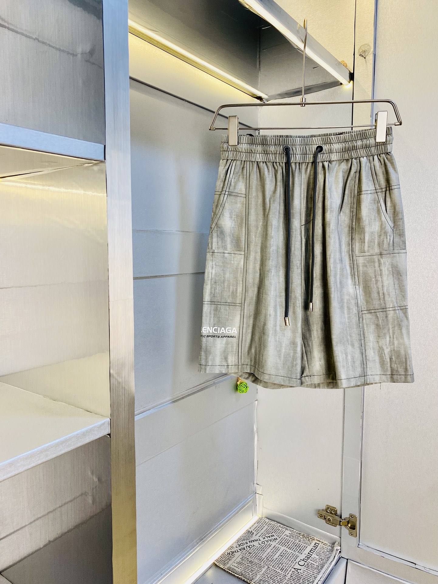 NO:450525,The gospel of Fatty Couple Style, 200 pounds to wear, Balenciaga, a big recommendation!  The latest version of the 2025 summer essential counter series shorts, beach pants, five-quarter pants, casual pants, high-end customized original hardware. The upper body effect is super positive, the leg lines are fully demonstrated. The imported quick-drying fabric is provided by all customers. The texture is tight and delicate, the upper body is very comfortable and stylish, and it is extremely practical and versatile, which is very worth buying!  Requested recommendations from old customers!  Number of codes: M-3XL, balenciaga, balenciaga, shorts, alexander wang19860909情侣款胖子福音 200斤可穿 巴黎世家Balenciaga 重磅推荐！2025夏季必备专柜系列最新款短裤沙滩裤五分裤休闲裤高端订制原版五金 上身效果超正,腿部线条完全得到彰显,全客供进口速干面料 纹理 紧致细腻,上身非常舒适有型,而且极为实穿百搭,非常值得入手！老客户必收推荐！ 码数:M-3XL,,balenciaga,balenciaga,shorts,alexander wang,Men's clothing