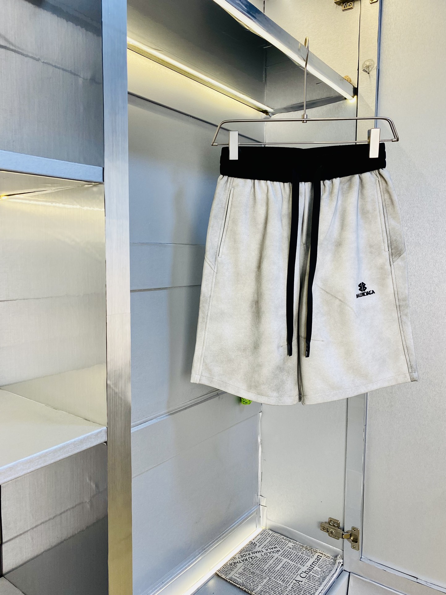 NO:161633,The gospel of Fatty Couple Style, 200 pounds to wear, Balenciaga, a big recommendation!  The latest version of the 2025 summer essential counter series shorts, beach pants, five-quarter pants, casual pants, high-end customized original hardware. The upper body effect is super positive, the leg lines are fully demonstrated. The imported quick-drying fabric is provided by all customers. The texture is tight and delicate, the upper body is very comfortable and stylish, and it is extremely practical and versatile, which is very worth buying!  Requested recommendations from old customers!  Number of codes: M-3XL, balenciaga, balenciaga, shorts, alexander wang19860909情侣款胖子福音 200斤可穿 巴黎世家Balenciaga 重磅推荐！2025夏季必备专柜系列最新款短裤沙滩裤五分裤休闲裤高端订制原版五金 上身效果超正,腿部线条完全得到彰显,全客供进口速干面料 纹理 紧致细腻,上身非常舒适有型,而且极为实穿百搭,非常值得入手！老客户必收推荐！ 码数:M-3XL,,balenciaga,balenciaga,shorts,alexander wang,Men's clothing