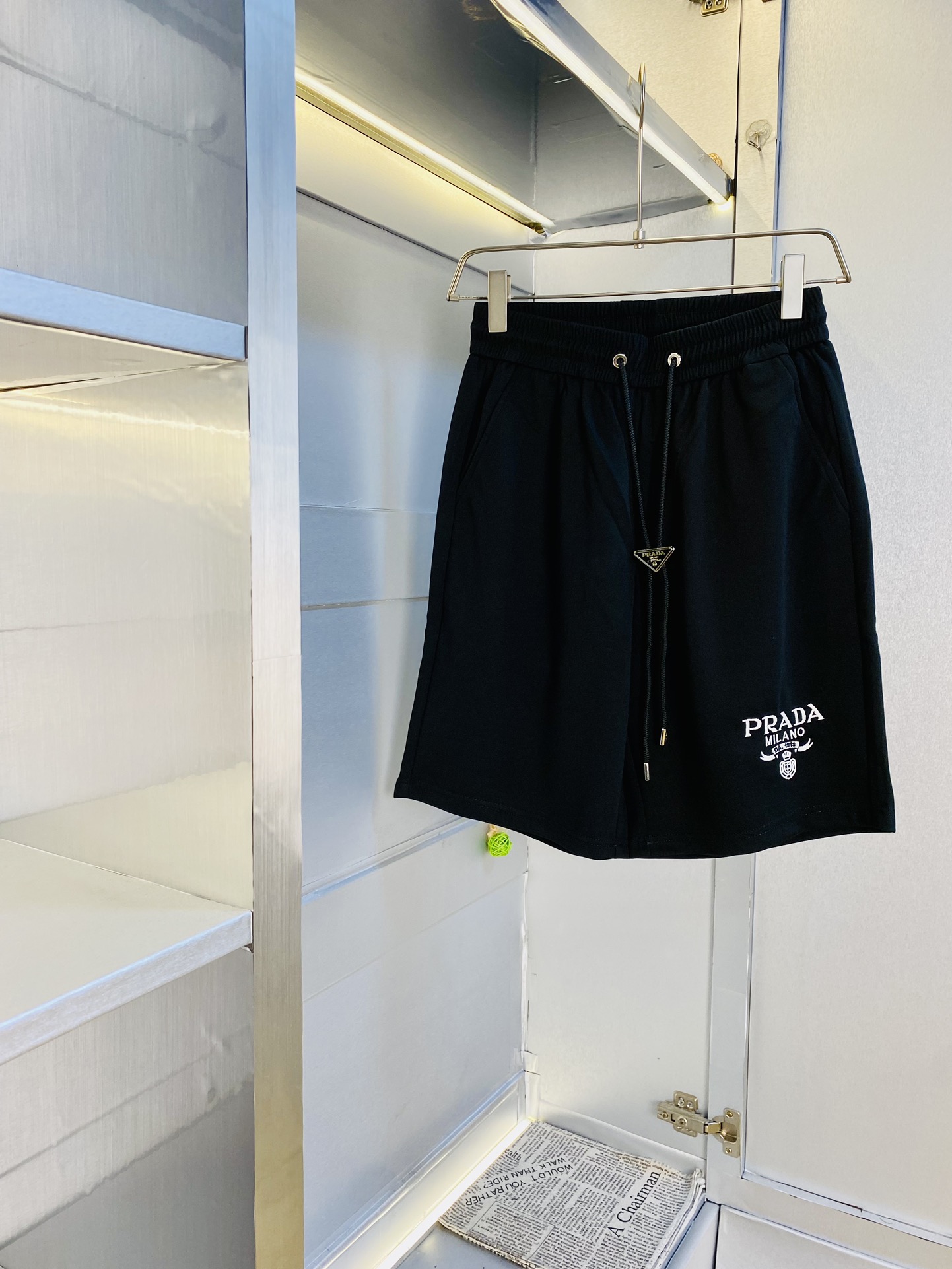 NO:420786,The gospel of fat couples, pounds to wear, Prada, a big recommendation!  The latest summer must-have counter series shorts, beach pants, five-quarter pants, casual pants, high-end customized original hardware. The upper body effect is super positive, the leg lines are fully demonstrated. The imported quick-drying fabric is provided by all customers. The texture is tight and delicate. The upper body is very comfortable and stylish, and it is extremely practical and versatile, which is very worth buying!  Requested recommendations from old customers!  Number of codes: M-3XL, prada, prada, shorts, alexander wang19860909情侣款胖子福音 斤可穿 普拉达Prada 重磅推荐！夏季必备专柜系列最新款短裤沙滩裤五分裤休闲裤高端订制原版五金 上身效果超正,腿部线条完全得到彰显,全客供进口速干面料 纹理 紧致细腻,上身非常舒适有型,而且极为实穿百搭,非常值得入手！老客户必收推荐！ 码数:M-3XL,,prada,prada,shorts,alexander wang,Men's clothing