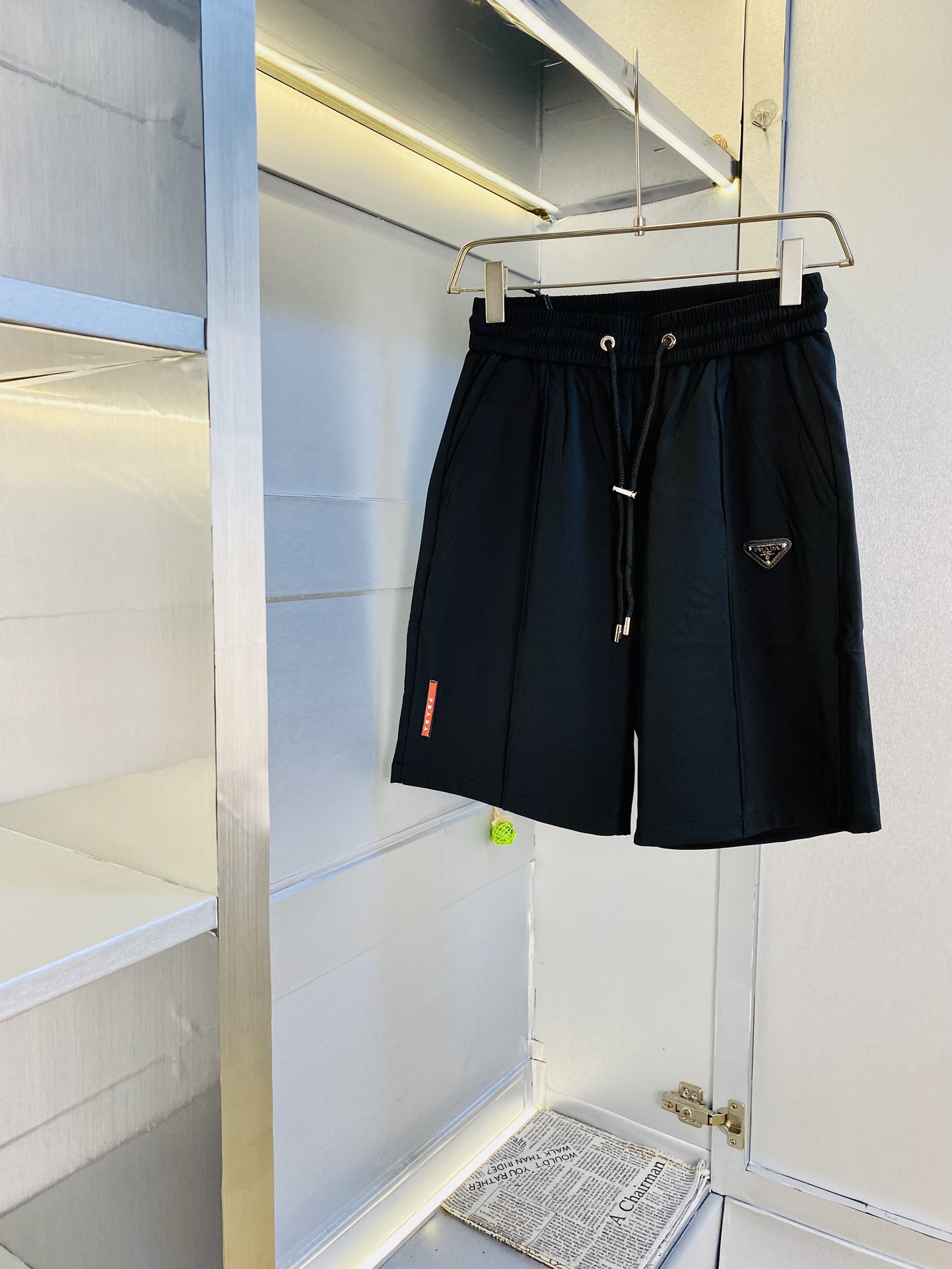 NO:508263,The gospel of Fatty Couple Style 200 pounds to wear Prada Prada is a big recommendation!  The latest summer must-have counter series shorts, beach pants, five-quarter pants, casual pants, high-end customized original hardware. The upper body effect is super positive, the leg lines are fully demonstrated. The imported quick-drying fabric is provided by all customers. The texture is tight and delicate. The upper body is very comfortable and stylish, and it is extremely practical and versatile, which is very worth buying!  Requested recommendations from old customers!  Number of codes: M-3XL, prada, prada, shorts, alexander wang19860909情侣款胖子福音 200斤可穿 普拉达Prada 重磅推荐！夏季必备专柜系列最新款短裤沙滩裤五分裤休闲裤高端订制原版五金 上身效果超正,腿部线条完全得到彰显,全客供进口速干面料 纹理 紧致细腻,上身非常舒适有型,而且极为实穿百搭,非常值得入手！老客户必收推荐！ 码数:M-3XL,,prada,prada,shorts,alexander wang,Men's clothing