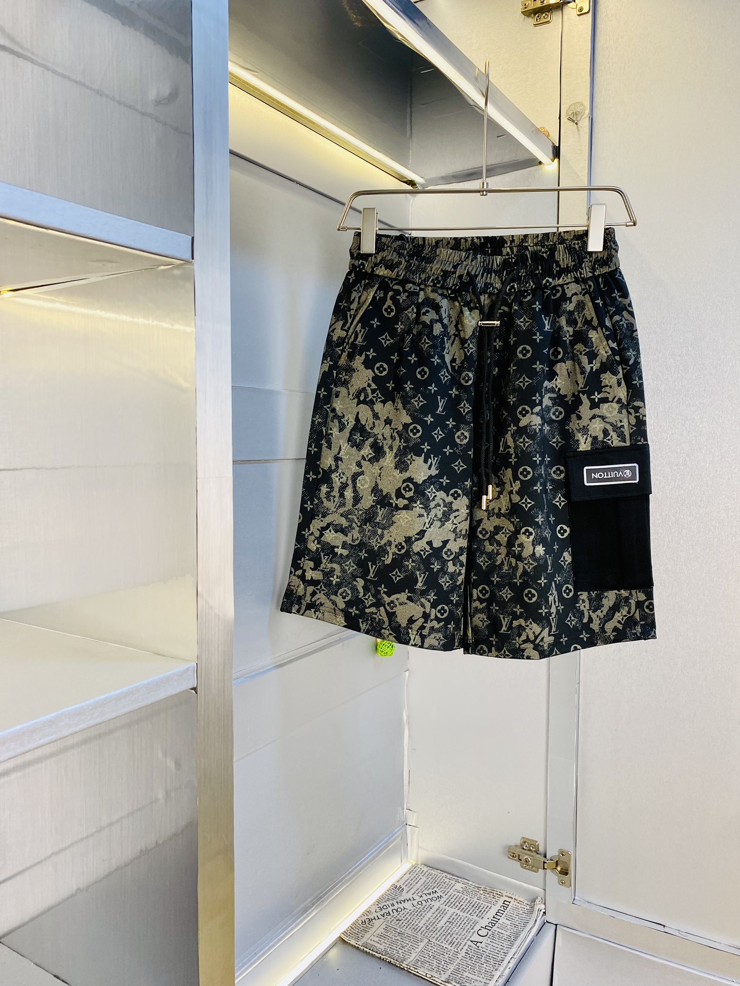 NO:420795,The gospel of the couple's fat man, pounds can be worn, Louis Vuitton Lv, a big recommendation!  The latest summer must-have counter series shorts, beach pants, five-quarter pants, casual pants, high-end customized original hardware. The upper body effect is super positive, the leg lines are fully demonstrated. The imported quick-drying fabric is provided by all customers. The texture is tight and delicate. The upper body is very comfortable and stylish, and it is extremely practical and versatile, which is very worth buying!  Requested recommendations from old customers!  Number of codes: M-3XL, louis vuitton,louis vuitton, shorts,alexander wang19860909情侣款胖子福音 斤可穿 路易威登Lv 重磅推荐！夏季必备专柜系列最新款短裤沙滩裤五分裤休闲裤高端订制原版五金 上身效果超正,腿部线条完全得到彰显,全客供进口速干面料 纹理 紧致细腻,上身非常舒适有型,而且极为实穿百搭,非常值得入手！老客户必收推荐！ 码数:M-3XL,,louis vuitton,louis vuitton,shorts,alexander wang,Men's clothing