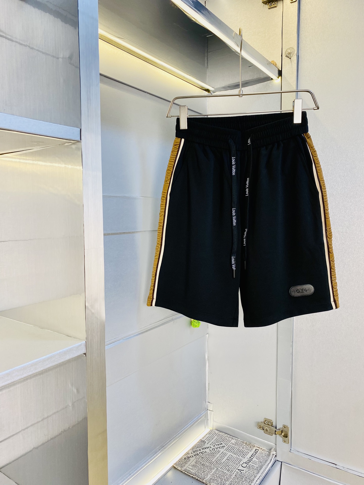 NO:151571,The gospel of the couple's fat man, 200 pounds to wear, Louis Vuitton Lv, a big recommendation!  The latest summer must-have counter series shorts, beach pants, five-quarter pants, casual pants, high-end customized original hardware. The upper body effect is super positive, the leg lines are fully demonstrated. The imported quick-drying fabric is provided by all customers. The texture is tight and delicate. The upper body is very comfortable and stylish, and it is extremely practical and versatile, which is very worth buying!  Requested recommendations from old customers!  Number of codes: M-3XL, louis vuitton,louis vuitton, shorts,alexander wang19860909情侣款胖子福音 200斤可穿 路易威登Lv 重磅推荐！夏季必备专柜系列最新款短裤沙滩裤五分裤休闲裤高端订制原版五金 上身效果超正,腿部线条完全得到彰显,全客供进口速干面料 纹理 紧致细腻,上身非常舒适有型,而且极为实穿百搭,非常值得入手！老客户必收推荐！ 码数:M-3XL,,louis vuitton,louis vuitton,shorts,alexander wang,Men's clothing