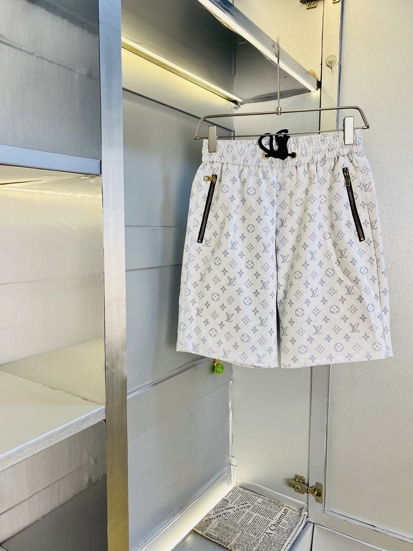 NO:454006,The gospel of the couple's fat man, 200 pounds to wear, Louis Vuitton Lv, a big recommendation!  The latest summer must-have counter series of denim shorts, beach pants, five-quarter pants, casual pants, high-end customized original hardware. The upper body effect is super positive, the leg lines are fully demonstrated. The imported quick-drying fabric is provided by all customers. The texture is tight and delicate, the upper body is very comfortable and stylish, and it is extremely practical and versatile, which is very worth buying!  Requested recommendations from old customers!  Number of codes: M-3XL, louis vuitton,louis vuitton, shorts,alexander wang19860909情侣款胖子福音 200斤可穿 路易威登Lv 重磅推荐！夏季必备专柜系列最新款牛仔短裤沙滩裤五分裤休闲裤高端订制原版五金 上身效果超正,腿部线条完全得到彰显,全客供进口速干面料 纹理 紧致细腻,上身非常舒适有型,而且极为实穿百搭,非常值得入手！老客户必收推荐！ 码数:M-3XL,,louis vuitton,louis vuitton,shorts,alexander wang,Men's clothing