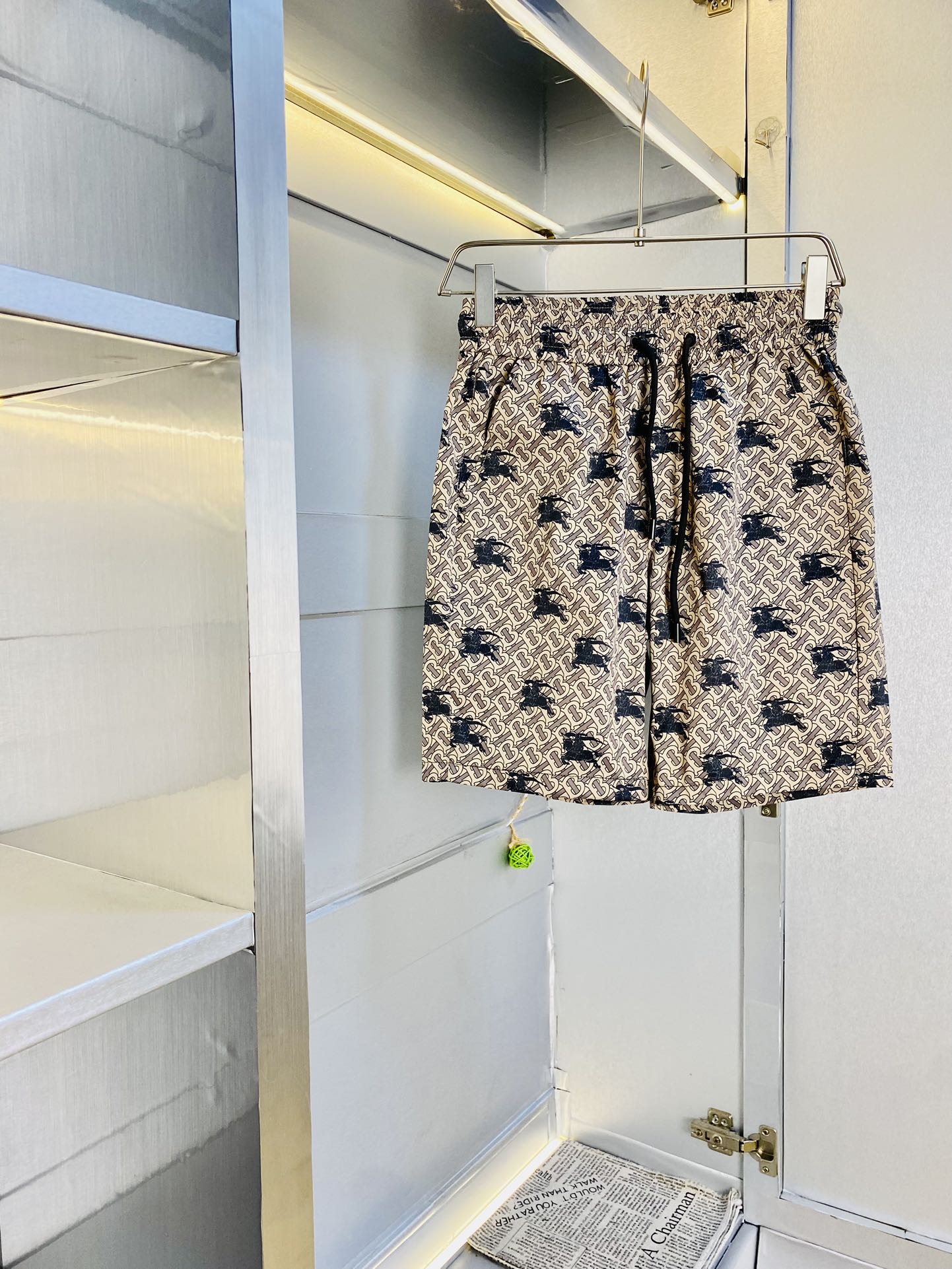 NO:510594,Original single product, couples can wear 200 kilograms. Burberry 2025 summer new shorts are available at the counter at the same time, with three standards complete. Hardware belt logo, fashionable casual pants, quick-drying pants, quick-drying shorts, beach pants, five-quarter pants, imported original fabric, comfortable and breathable upper body, top craft pattern, waist craft thread surround, extremely high grade, super positive style, fashionable and stylish upper body!  A must-have item for spring and summer wardrobe!  Size M-3XL, burberry, burberry, shorts, alexander wang19860909原单货 情侣款可穿200斤 巴宝莉Burberry 2025夏季新品短裤 专柜同步有售,三标齐全 五金带Logo,时尚休闲裤 速干裤 速干短裤 沙滩裤五分裤,进口原版面料,上身舒适透气,顶级工艺图案,腰围工艺螺纹围接,档次极高,版型超正,上身时尚有型！春夏衣橱必备单品！尺码M-3XL,,burberry,burberry,shorts,alexander wang,Men's clothing