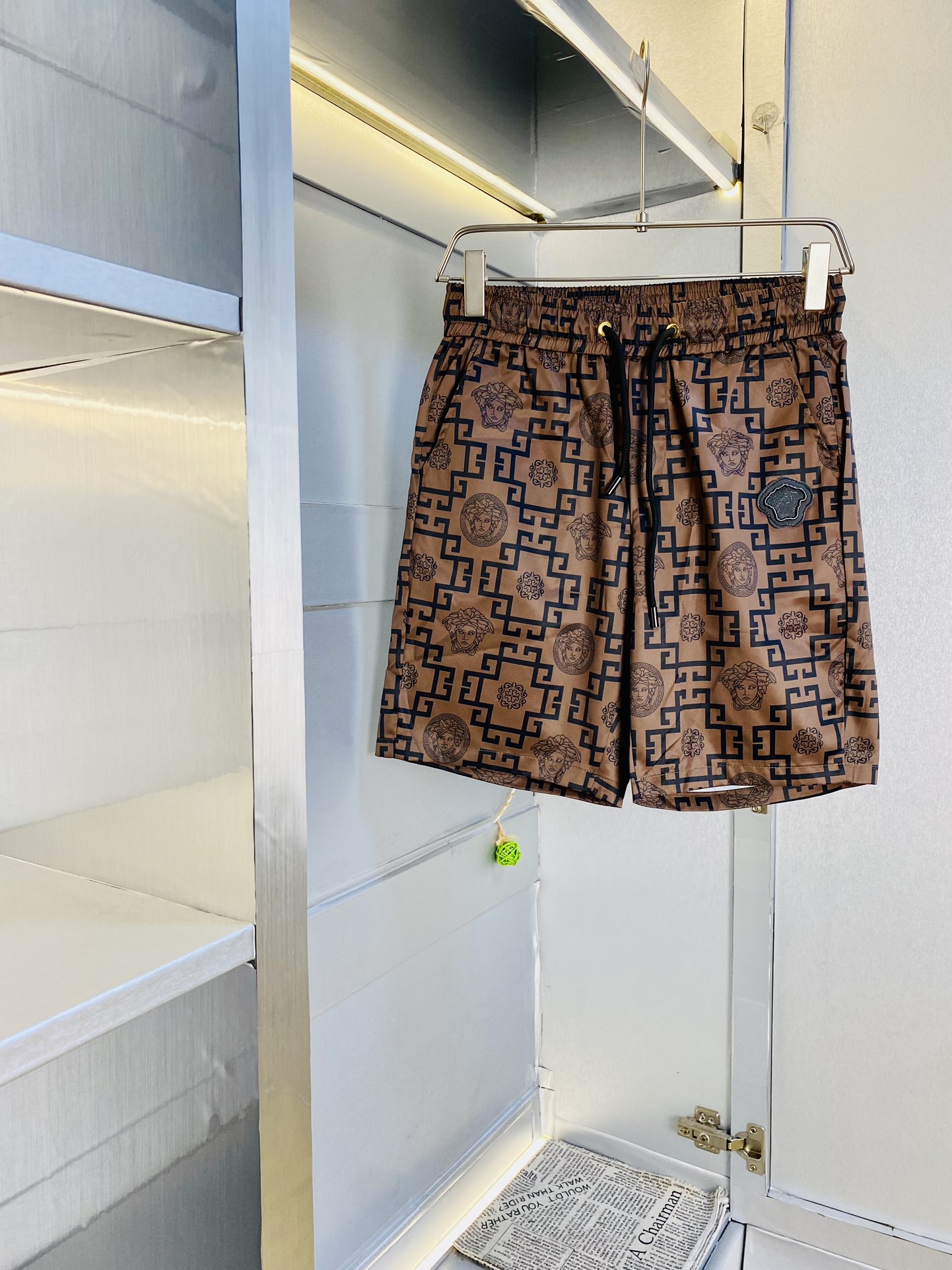 NO:510570,Original single product, couples can wear 200 kilograms. Versace 2025 summer new shorts are available at the counter at the same time, with three standards complete. Hardware belt logo, fashionable casual pants, quick-drying pants, quick-drying shorts, beach pants, five-quarter pants, imported original fabric, comfortable and breathable upper body, top craft pattern, waist craft thread surround, extremely high grade, super positive style, fashionable and stylish upper body!  A must-have item for spring and summer wardrobe!  Size M-3XL, versace, versace, shorts, alexander wang19860909原单货 情侣款可穿200斤 范思哲Versace 2025夏季新品短裤 专柜同步有售,三标齐全 五金带Logo,时尚休闲裤 速干裤 速干短裤 沙滩裤五分裤,进口原版面料,上身舒适透气,顶级工艺图案,腰围工艺螺纹围接,档次极高,版型超正,上身时尚有型！春夏衣橱必备单品！尺码M-3XL,,versace,versace,shorts,alexander wang,Men's clothing