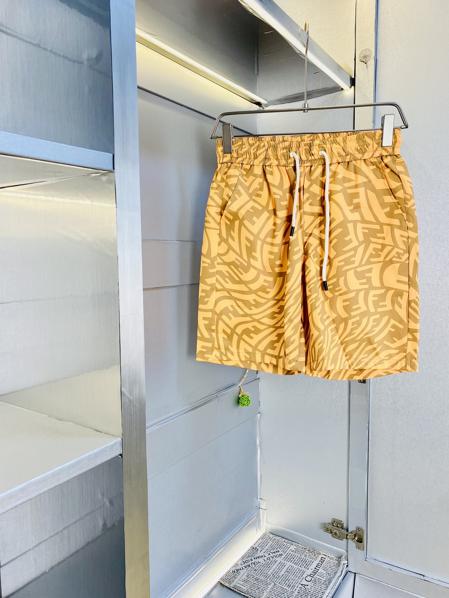 NO:446660,Original single product couple style can wear 200 kilograms Fendi new summer shorts available at the counter, with three specifications complete hardware belt logo, fashionable casual pants Quick-drying pants Quick-drying shorts Beach pants five-quarter pants, imported original fabric, comfortable and breathable upper body, top craft pattern, waist craft thread surround, extremely high grade, super positive style, fashionable and stylish upper body!  A must-have item for spring and summer wardrobe!  Size M-3XL, fendi, fendi, shorts, alexander wang19860909原单货 情侣款可穿200斤 芬迪Fendi 夏季新品短裤 专柜同步有售,三标齐全 五金带Logo,时尚休闲裤 速干裤 速干短裤 沙滩裤五分裤,进口原版面料,上身舒适透气,顶级工艺图案,腰围工艺螺纹围接,档次极高,版型超正,上身时尚有型！春夏衣橱必备单品！尺码M-3XL,,fendi,fendi,shorts,alexander wang,Men's clothing