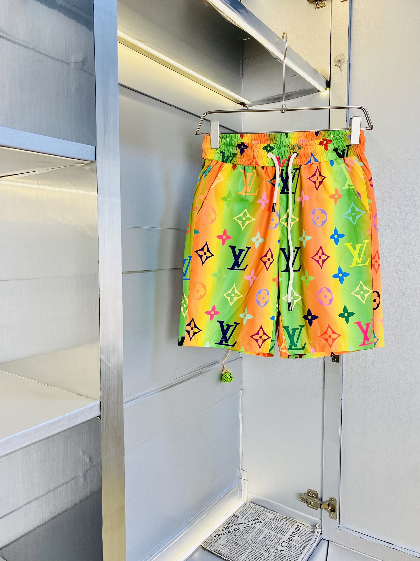 NO:510591,Original single product, couples can wear 200 kilograms. Louis Vuitton Lv 2025 summer new product shorts available at the counter, with three standards complete. Hardware belt logo, fashionable casual pants, quick-drying pants, quick-drying shorts, beach pants, five-quarter pants, imported original fabric, comfortable and breathable upper body, top craft pattern, waist craft thread surround, extremely high grade, super positive style, fashionable and stylish upper body!  A must-have item for spring and summer wardrobe!  Size M-3XL, louis vuitton,louis vuitton,shorts,alexander wang19860909原单货 情侣款可穿200斤 路易威登Lv 2025夏季新品短裤 专柜同步有售,三标齐全 五金带Logo,时尚休闲裤 速干裤 速干短裤 沙滩裤五分裤,进口原版面料,上身舒适透气,顶级工艺图案,腰围工艺螺纹围接,档次极高,版型超正,上身时尚有型！春夏衣橱必备单品！尺码M-3XL,,louis vuitton,louis vuitton,shorts,alexander wang,Men's clothing