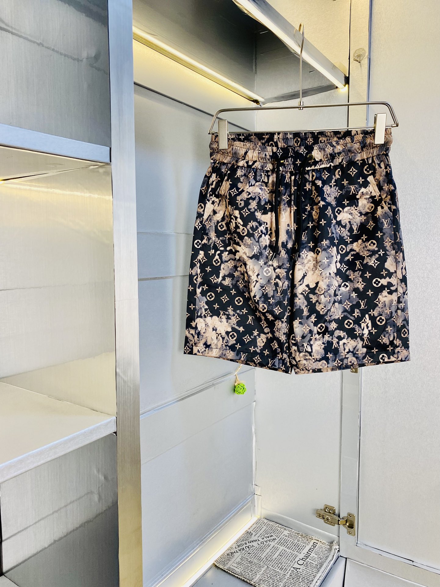 NO:446667,Original single product, couples can wear 200 kilograms, Louis Vuitton Lv new summer shorts, available at the counter, complete three standards, hardware belt logo, fashionable casual pants, quick-drying pants, quick-drying shorts, beach pants, five-quarter pants, imported original fabric, comfortable and breathable upper body, top craft pattern, waist craft thread surround, extremely high grade, super positive style, fashionable and stylish upper body!  A must-have item for spring and summer wardrobe!  Size M-3XL, louis vuitton,louis vuitton,shorts,alexander wang19860909原单货 情侣款可穿200斤 路易威登Lv 夏季新品短裤 专柜同步有售,三标齐全 五金带Logo,时尚休闲裤 速干裤 速干短裤 沙滩裤五分裤,进口原版面料,上身舒适透气,顶级工艺图案,腰围工艺螺纹围接,档次极高,版型超正,上身时尚有型！春夏衣橱必备单品！尺码M-3XL,,louis vuitton,louis vuitton,shorts,alexander wang,Men's clothing