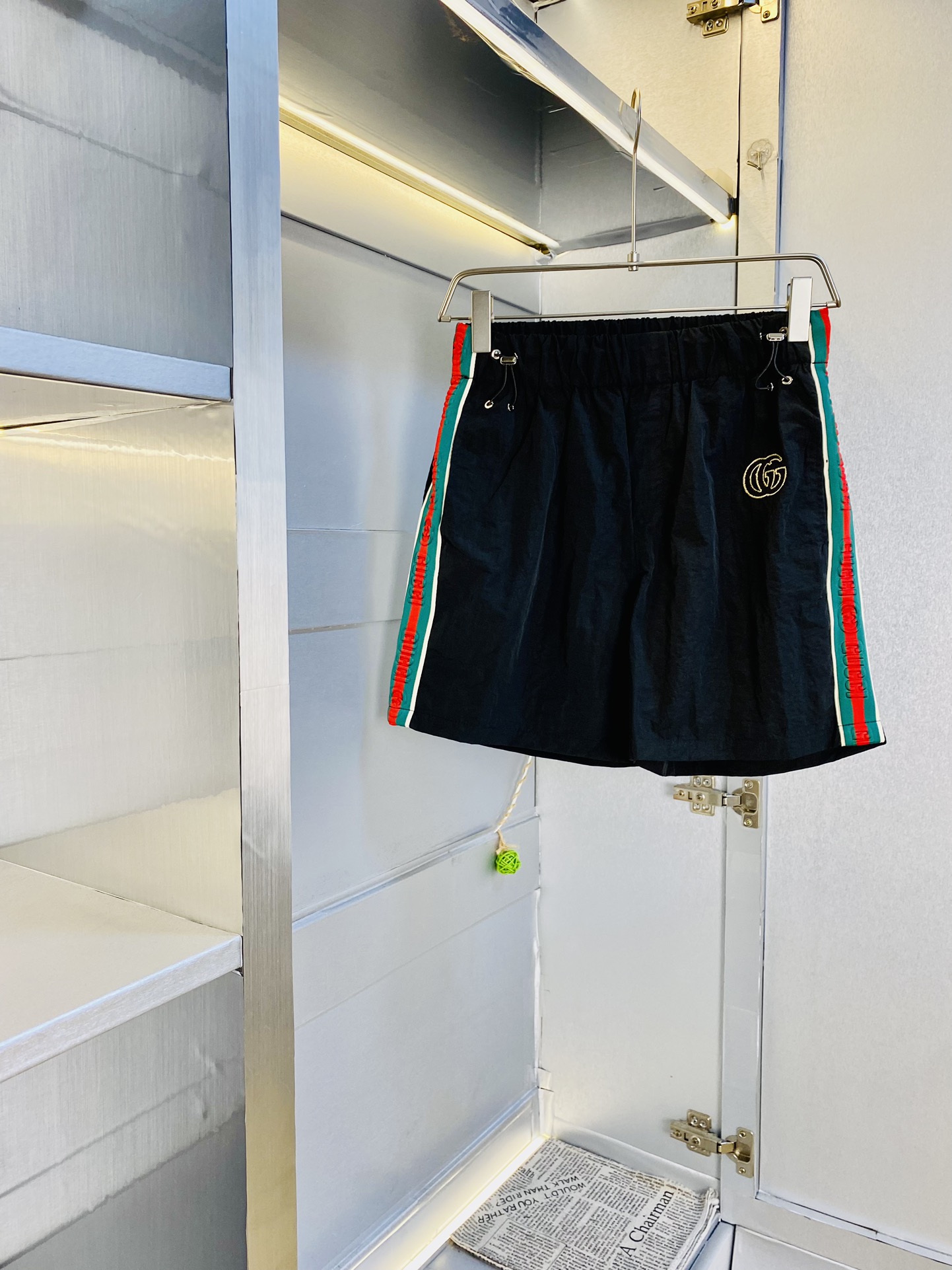 NO:140973,Original single product, couples can wear 200 kilograms. Gucci new summer shorts are available at the counter at the same time, with three standards complete. Hardware belt logo, fashionable casual pants, quick-drying pants, quick-drying shorts, beach pants, five-quarter pants, imported original fabric, comfortable and breathable upper body, top craft pattern, waist craft thread surround, extremely high grade, super positive style, fashionable and stylish upper body!  A must-have item for spring and summer wardrobe!  Size M-3XL, gucci, shorts, alexander wang19860909原单货 情侣款可穿200斤 古奇Gucci 夏季新品短裤 专柜同步有售,三标齐全 五金带Logo,时尚休闲裤 速干裤 速干短裤 沙滩裤五分裤,进口原版面料,上身舒适透气,顶级工艺图案,腰围工艺螺纹围接,档次极高,版型超正,上身时尚有型！春夏衣橱必备单品！尺码M-3XL,,gucci,shorts,alexander wang,Men's clothing