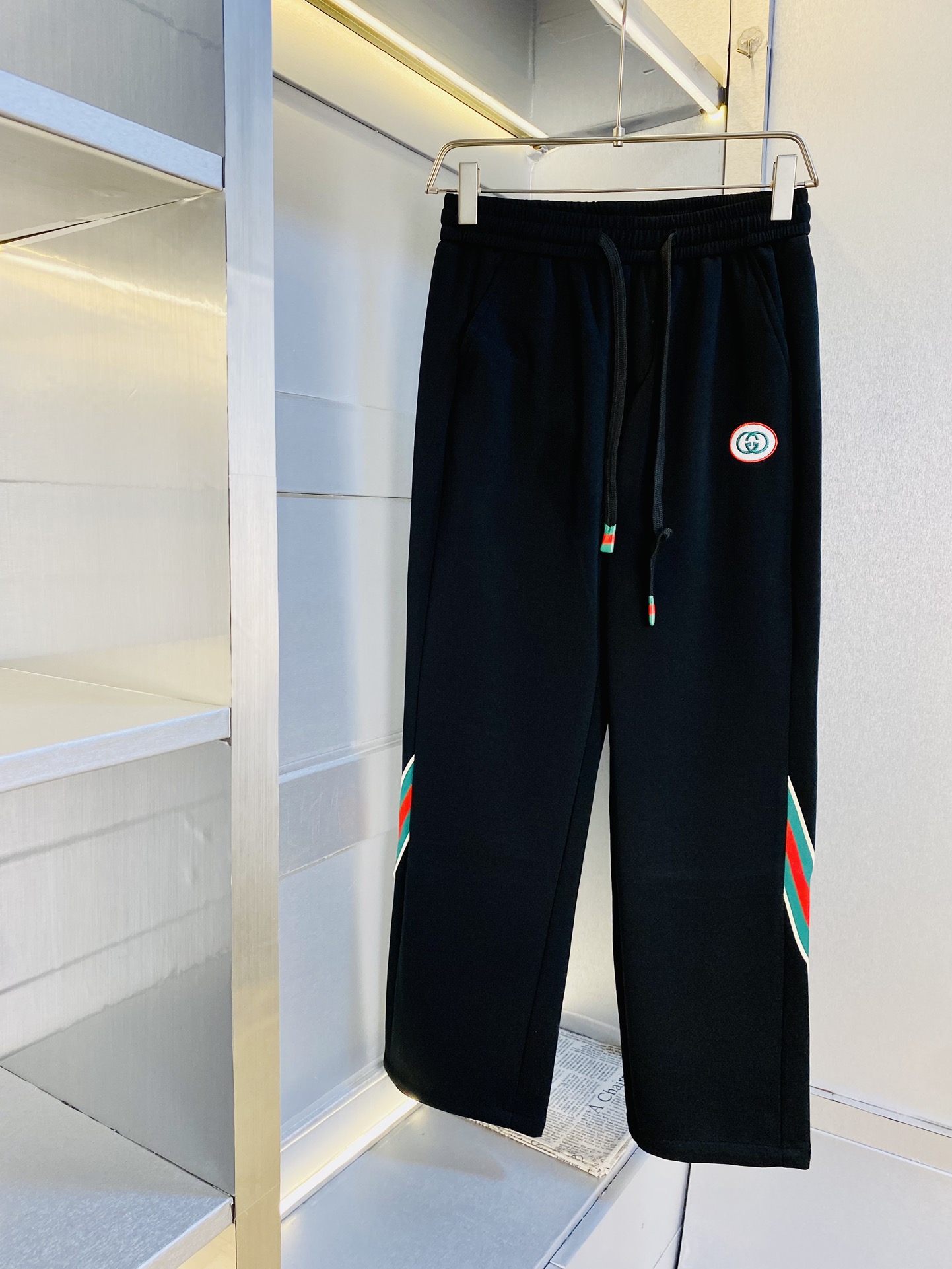 NO:140967,The original official website can wear 200 kilograms of Gucci, simple and fashionable, spring and summer straight casual pants, long trousers, trousers, elastic pants, wide-leg pants, very comfortable to wear, low-key and luxurious, very classy when worn, and there is no need to say much about the trousers and cuts. The upper body is exquisite and vivid. The truly first-class material, the real palace-grade casual pants, elastic pants, uses Turkish cotton, produces the most famous tannin cloth. The quality is excellent, and the pants are soft after heavy washing!  Straight-footed style, not picky, absolutely stylish, expert design, extremely luxurious. Number of sizes: M-3XL, gucci, alexander wang19860909官网原单货 可穿200斤古奇Gucci 简约时尚 春夏款直筒休闲裤长裤卫裤松紧裤阔腿裤身穿着非常舒适 低调不失奢华 穿出去非常有档次,裤型款式和裁剪亦无需多言 上身精致跃然.真正一等一顶级质料 真正殿堂级的休闲裤松紧裤,选用土耳其的棉花 生产出最有名的单宁布 品质卓然,经过重水洗使得裤子很柔软！直脚的版型 不挑人 上身绝对的有型 达人设计 极度奢华.码数:M-3XL,,gucci,alexander wang,Men's clothing