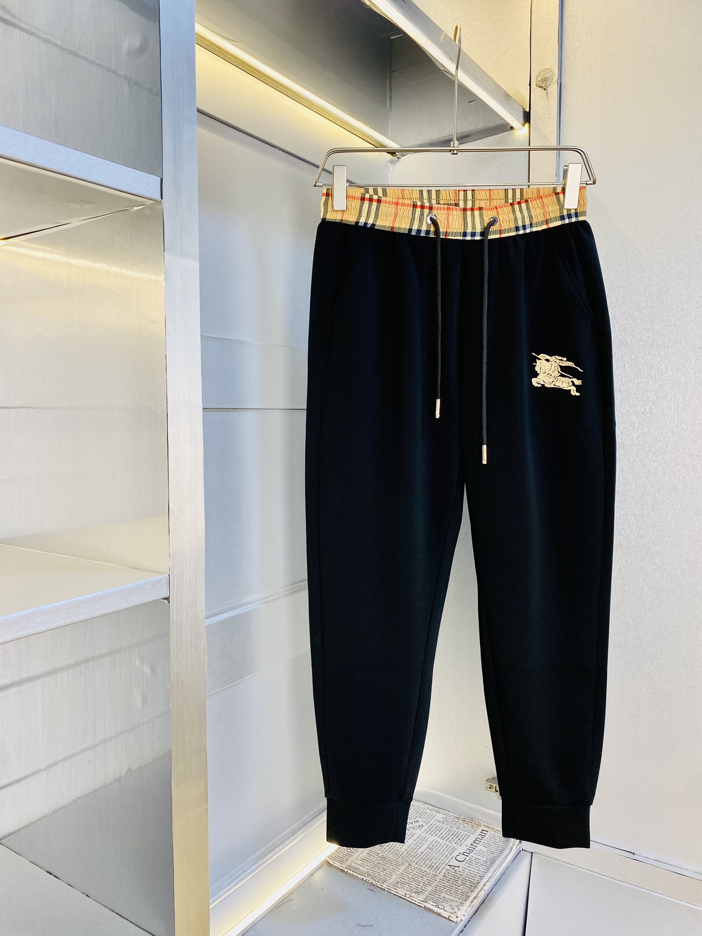 NO:140992,The original official website can wear 220 kilograms Burberry Burberry Simple and fashionable Spring and summer straight-leg casual pants trousers trousers elastic pants trousers trousers trousers trousers trousers trousers trousers trousers trousers are very comfortable to wear, low-key and luxurious, very classy when worn, and there is no need to say much about the trousers style and cutting. The upper body is exquisite and vivid. The truly first-class quality is the real-class casual pants elastic pants, which are made of Turkey's cotton and produce the most famous tannin cloth. The quality is excellent, and the pants are soft after heavy washing!  Straight-footed style, not picky, absolutely stylish, expert design, extremely luxurious. Number of codes: M-3XL, burberry, burberry, alexander wang19860909官网原单货 可穿220斤巴宝莉Burberry 简约时尚 春夏款直筒休闲裤长裤卫裤松紧裤束腿裤九分裤身穿着非常舒适 低调不失奢华 穿出去非常有档次,裤型款式和裁剪亦无需多言 上身精致跃然.真正一等一顶级质料 真正殿堂级的休闲裤松紧裤,选用土耳其的棉花 生产出最有名的单宁布 品质卓然,经过重水洗使得裤子很柔软！直脚的版型 不挑人 上身绝对的有型 达人设计 极度奢华.码数:M-3XL,,burberry,burberry,alexander wang,Men's clothing