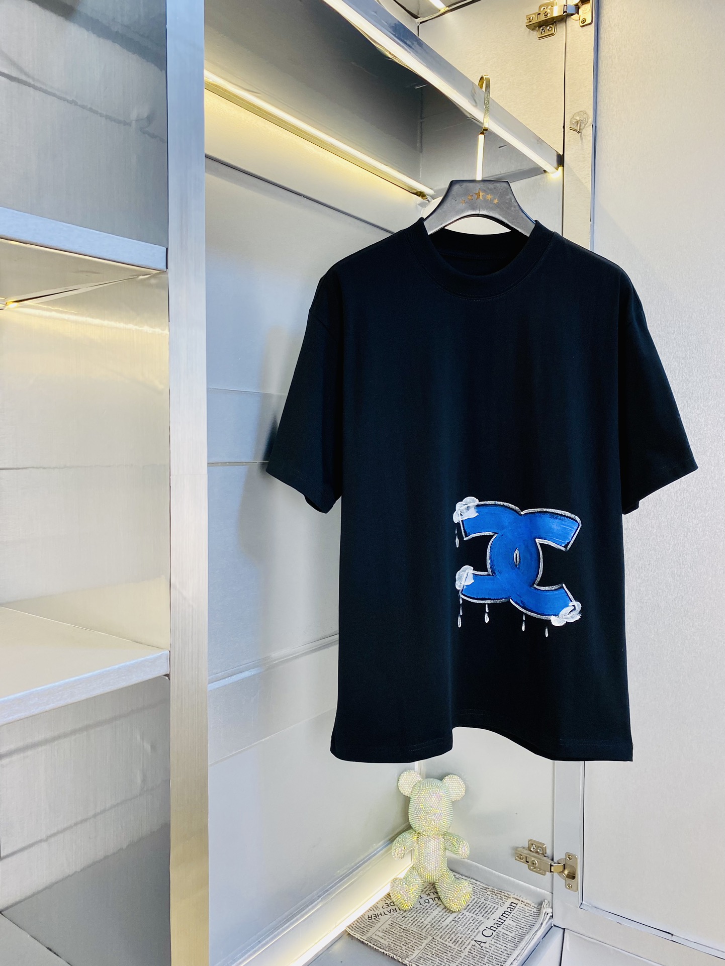 NO:510646,Wear 240 pounds, gospel of fat man, couple outfit Chanel Chanel original single quality, latest 2025 men's short-sleeved T-shirt, selected counter customized top mercerized cotton imported fabric, all details are perfectly 1 to 1 replica, restore the authentic 100% original hardware, high-end customized auxiliary materials, original factory original standard, excellent upper body effect!  S-3XL (175/130 catties S), chanel, chanel, T-shirt, tees, t-shirt, alexander wang19860909穿240斤 胖子福音 情侣装香奈儿Chanel 原单品质 2025最新款 男装短袖T恤 精选专柜订制顶级丝光棉进口面料 所有细节做工完美1比1复刻 还原正品百分百 原版五金 高端订制辅料 原厂原标 上身效果超赞！码数偏大S-3XL(175/130斤穿S),,chanel,chanel,T-shirt,tees，t-shirt,alexander wang,Men's clothing