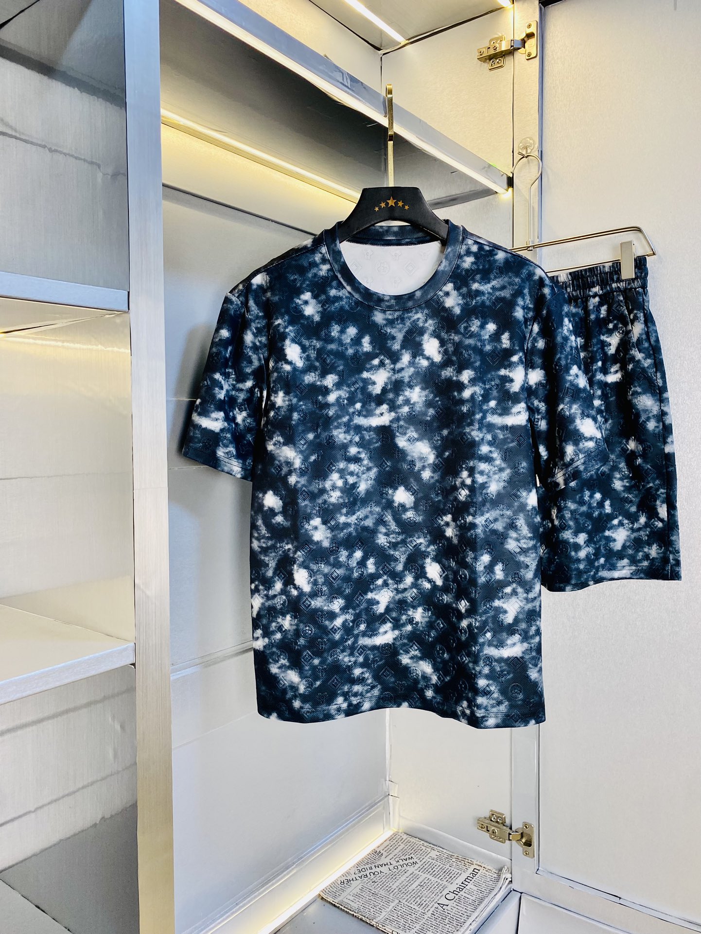 NO:161671,Set, removable top P, shorts P, official website original item, can wear 210 catties, Louis Vuitton Lv, simple and fashionable, summer new style, short sleeve suit, shorts suit, shorts suit, five-point pants, beach pants, elastic pants, sports pants, mid-trousers, very comfortable to wear, low-key and luxurious, very classy when worn, there is no need to say much about the trousers and cut, the upper body is exquisite and vivid. The truly first-class material, the real palace-grade casual pants, elastic pants, choose Turkish cotton, produce the most famous tannin cloth, excellent quality, heavy washing makes the pants very soft!  Straight-footed style, not picky, the upper body is absolutely stylish, extremely luxurious. Number of sizes: M-4XL, louis vuitton, louis vuitton, shorts, T-shirt, alexander wang19860909套装 可拆拿 上衣P 短裤P 官网原单货 可穿210斤 路易威登Lv 简约时尚 夏季夏款新款套装短袖套装短裤套装五分裤沙滩裤松紧裤运动裤中裤 身穿着非常舒适 低调不失奢华 穿出去非常有档次,裤型款式和裁剪亦无需多言 上身精致跃然.真正一等一顶级质料 真正殿堂级的休闲裤松紧裤,选用土耳其的棉花 生产出最有名的单宁布 品质卓然,经过重水洗使得裤子很柔软！直脚的版型 不挑人 上身绝对的有型 极度奢华.码数:M-4XL,,louis vuitton,louis vuitton,shorts,T-shirt,alexander wang,Men's clothing